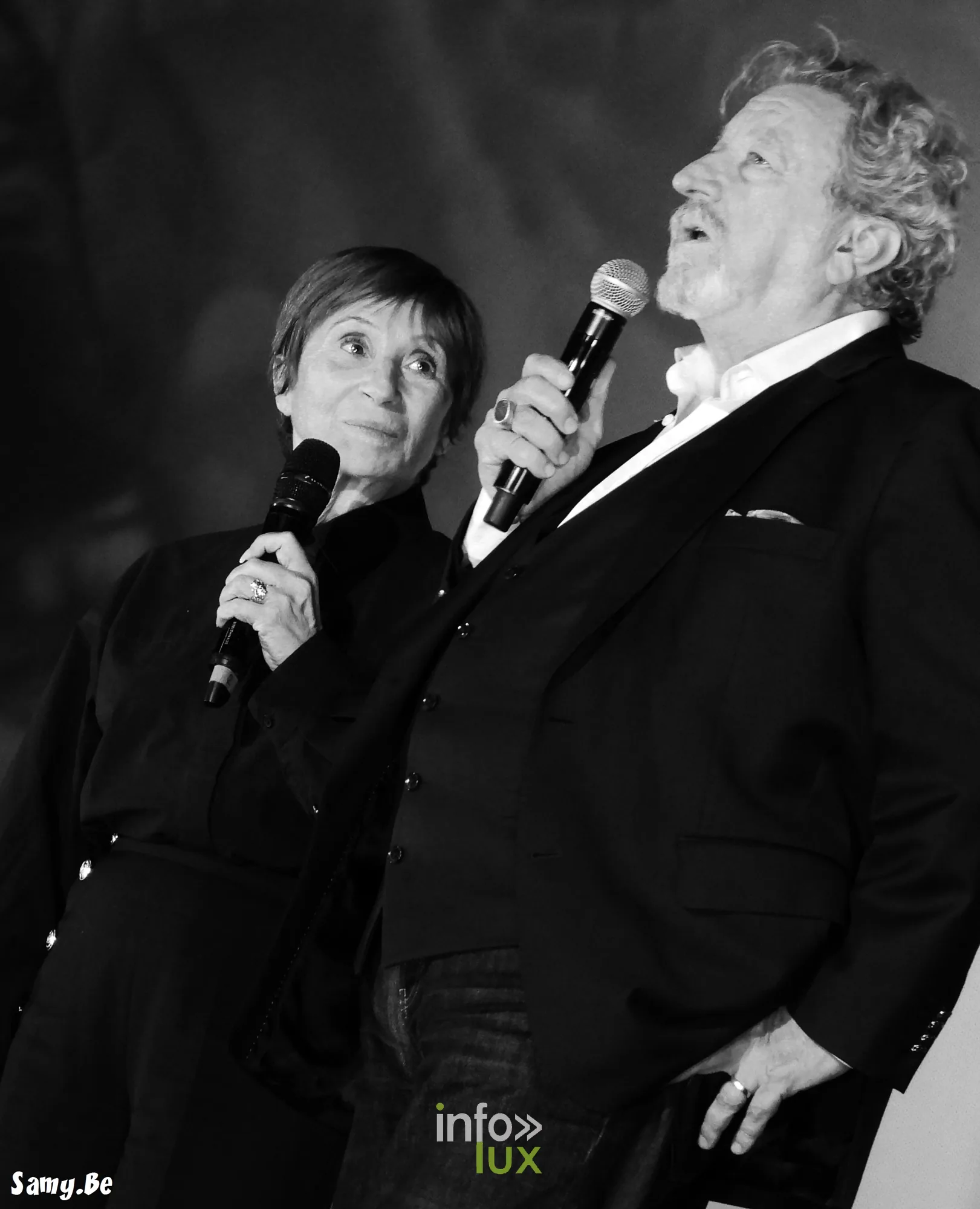 Ariane Ascaride et Robert Guédiguian au micro, en noir et blanc