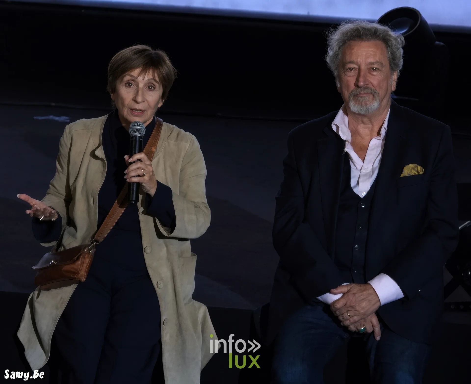 Ariane Ascaride parle au micro à côté de Robert Guédiguian