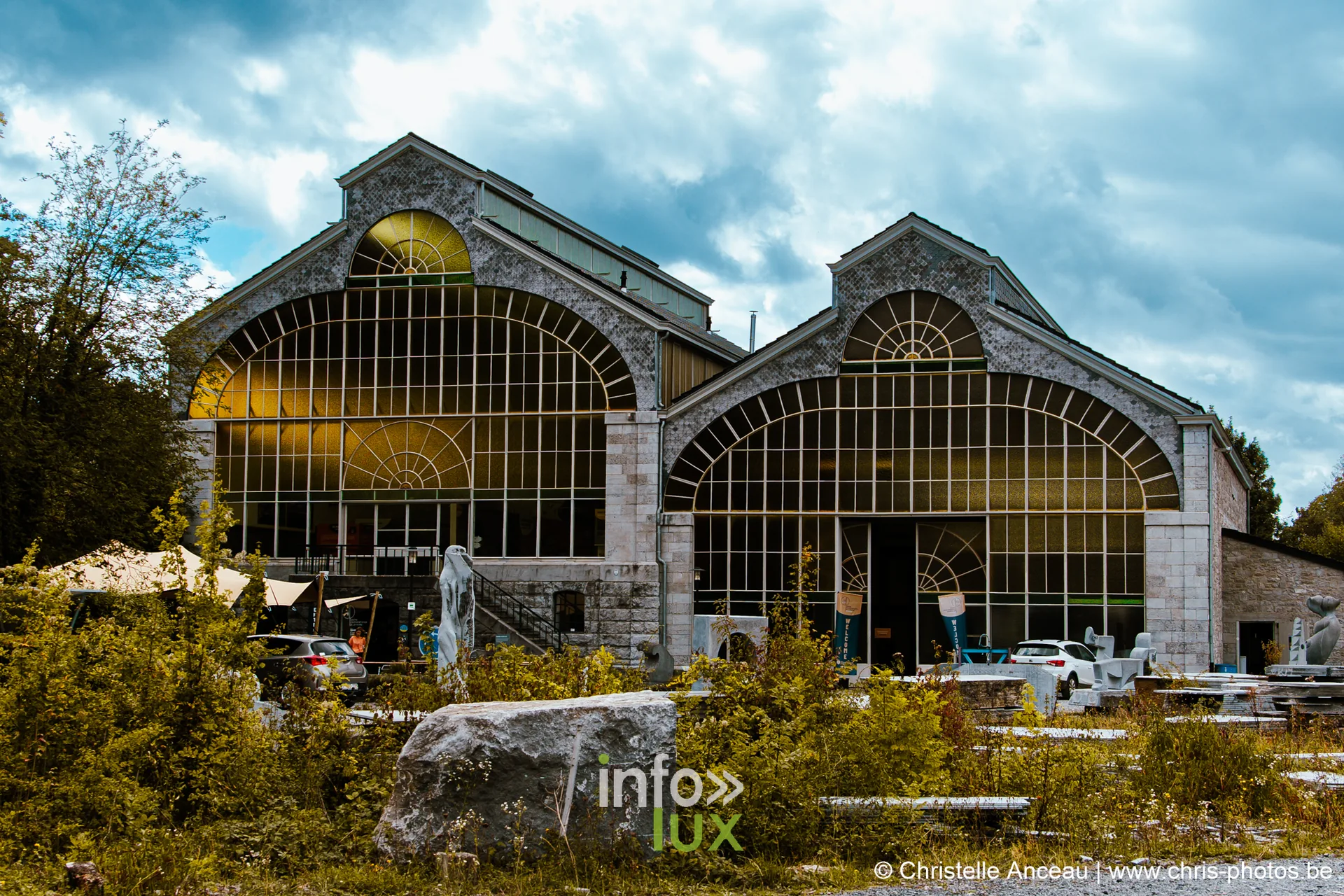 Les deux halles vitrées du Centre d'interprétation de la pierre, vues de l'extérieur