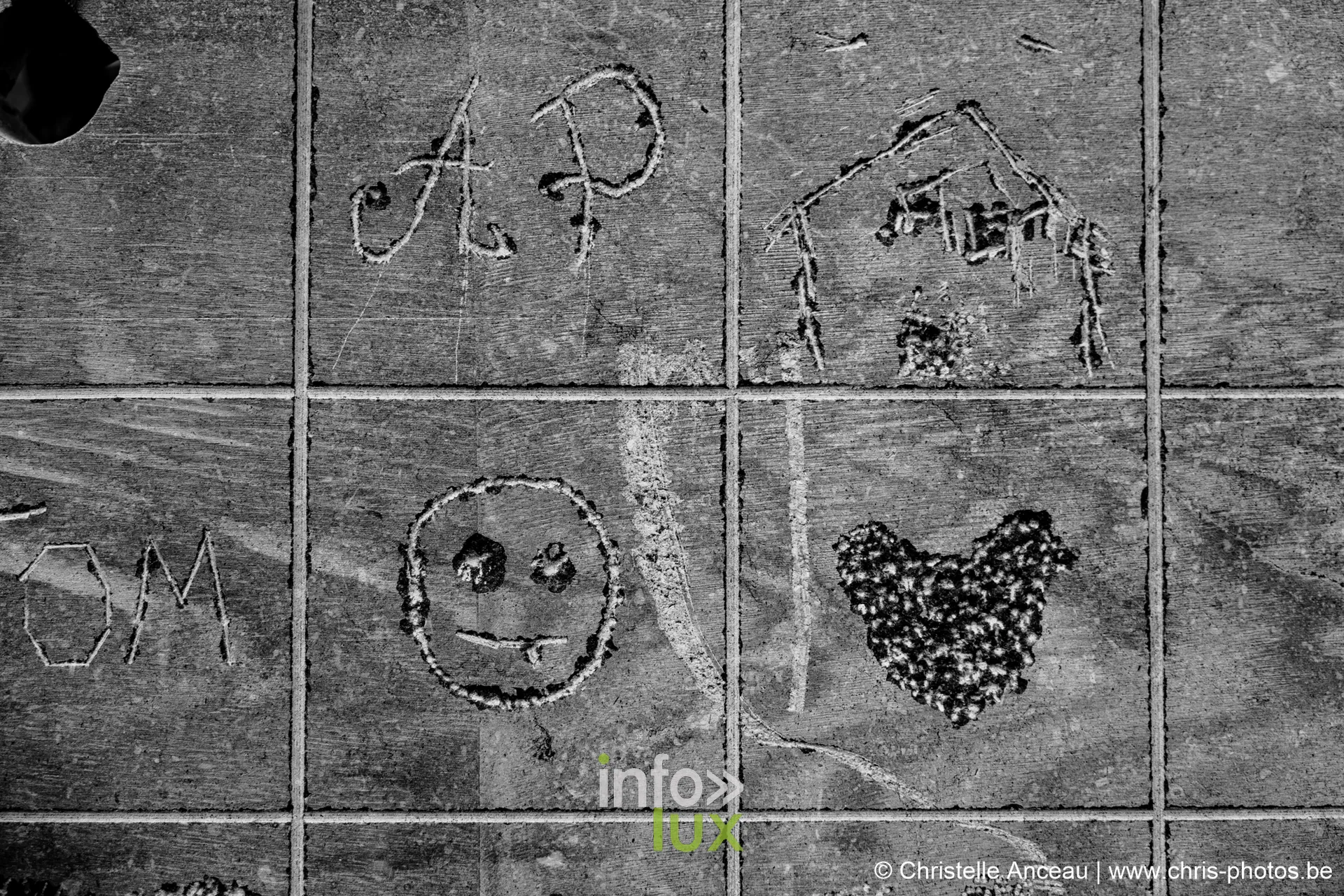 Dessins gravés et tracés par le public sur des carreaux de pierre
