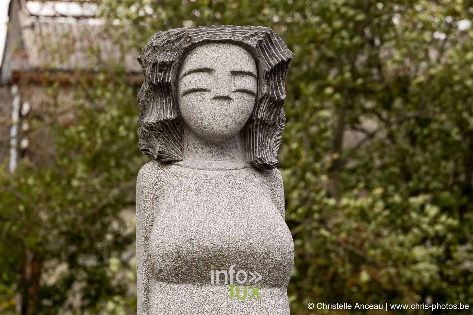 Sculpture d'un buste féminin aux yeux clos, en pierre claire