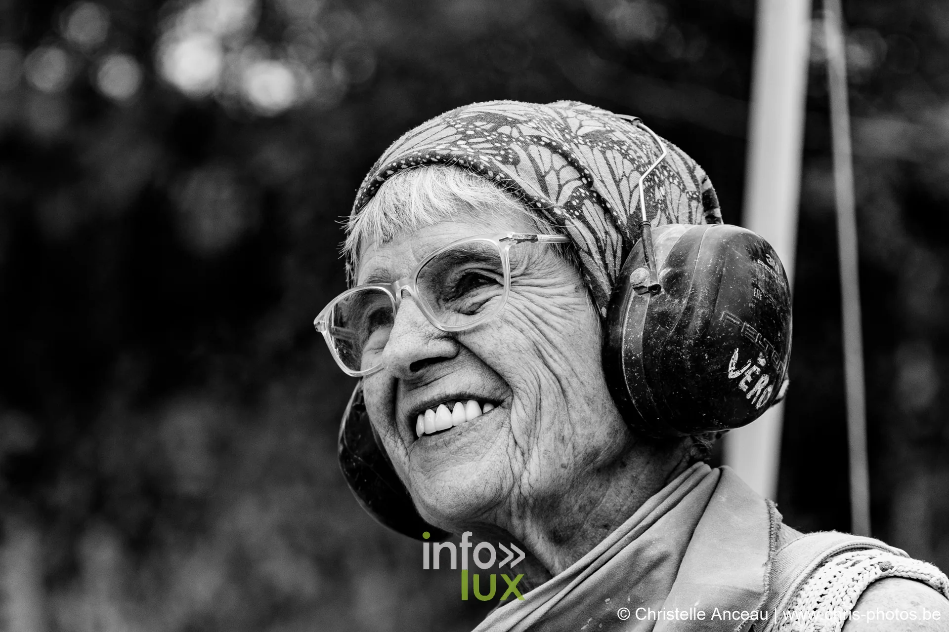 Portrait souriant d'une sculptrice, foulard et casque antibruit