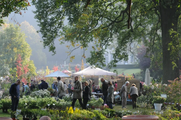 Visiteurs parmi les stands de plantes de la Fête des Plantes d’Aywiers à Lasne, devant le château