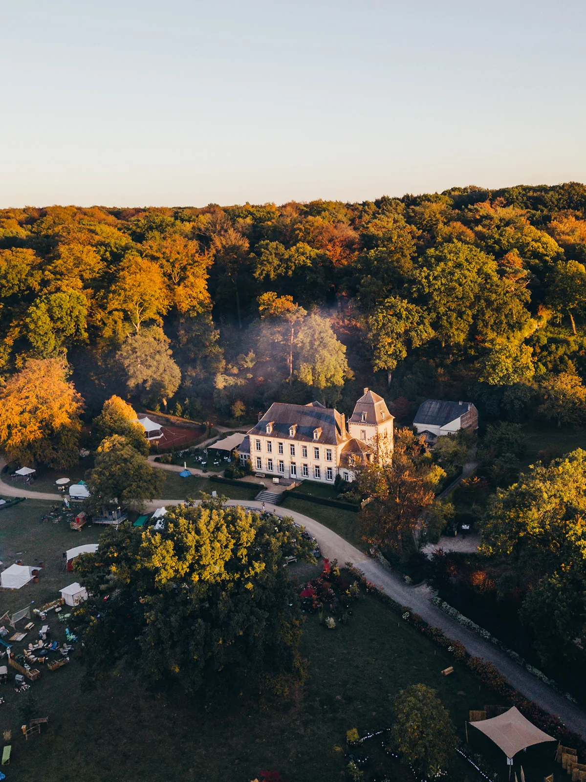 Vue aérienne de l’ancienne abbaye d’Aywiers à Lasne dans les couleurs d’automne