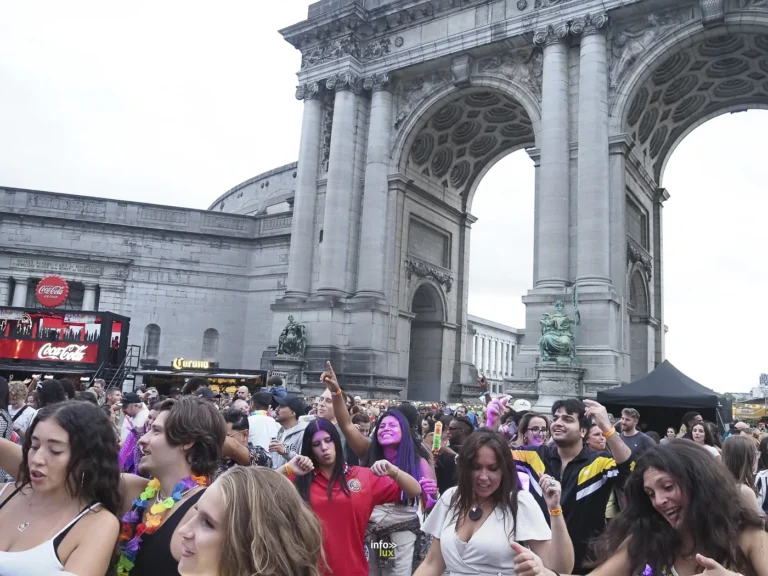 Public au pied de l'arcade du Cinquantenaire pendant la Fiesta Latina