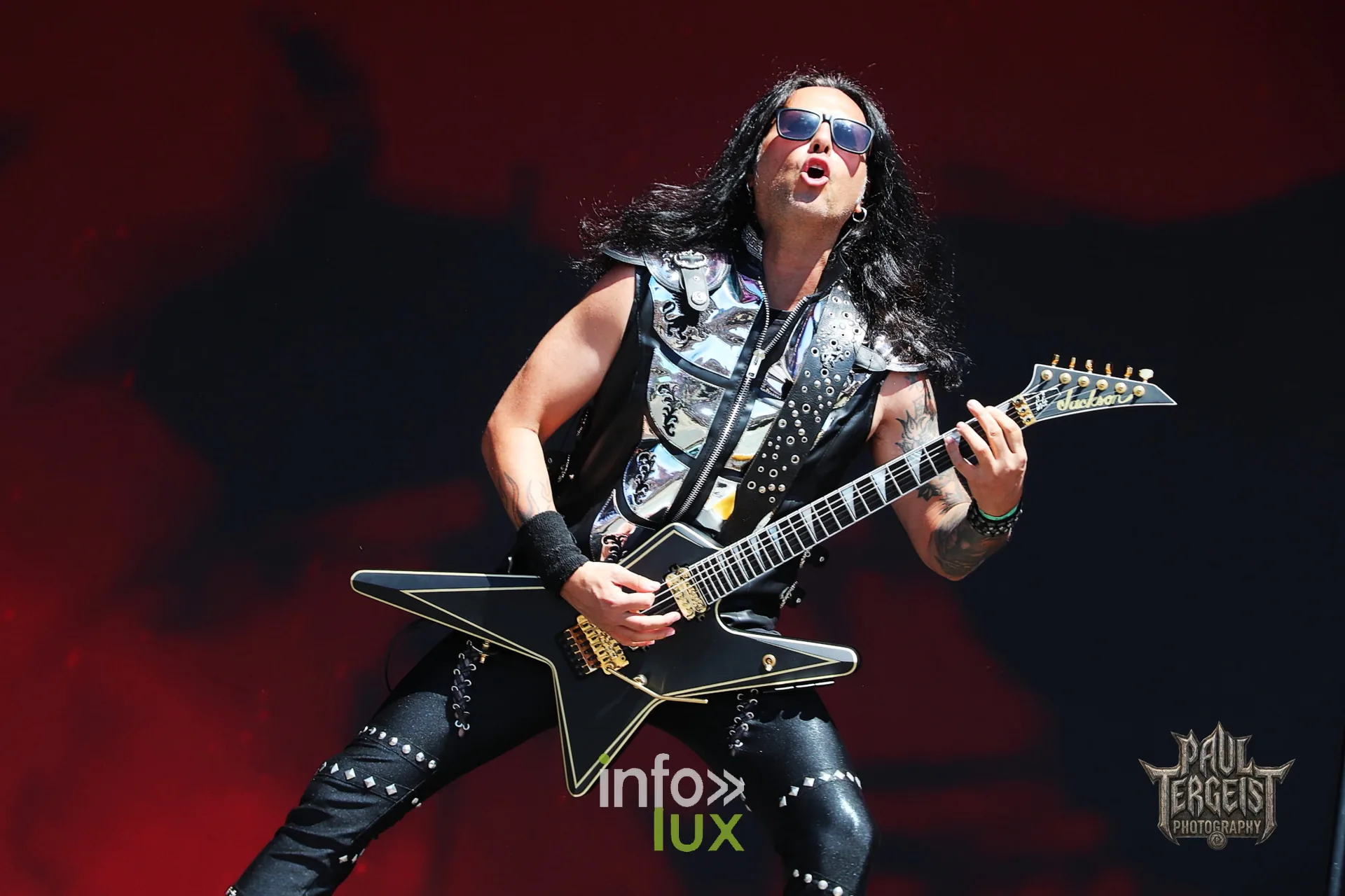 Gus G devant un décor rouge avec Firewind à l'Alcatraz Festival 2026