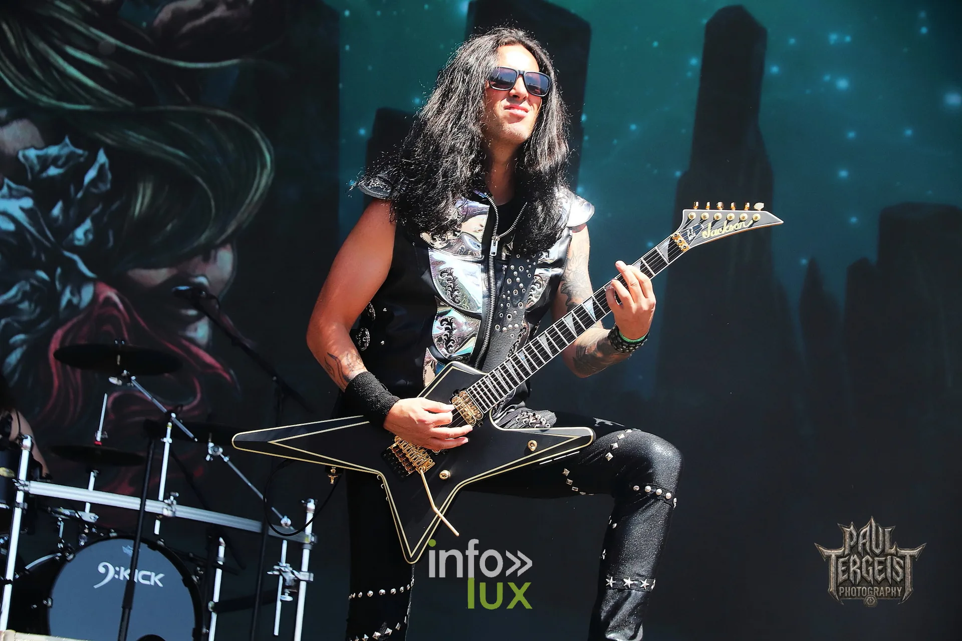 Gus G joue de sa guitare en étoile avec Firewind à l'Alcatraz 2026
