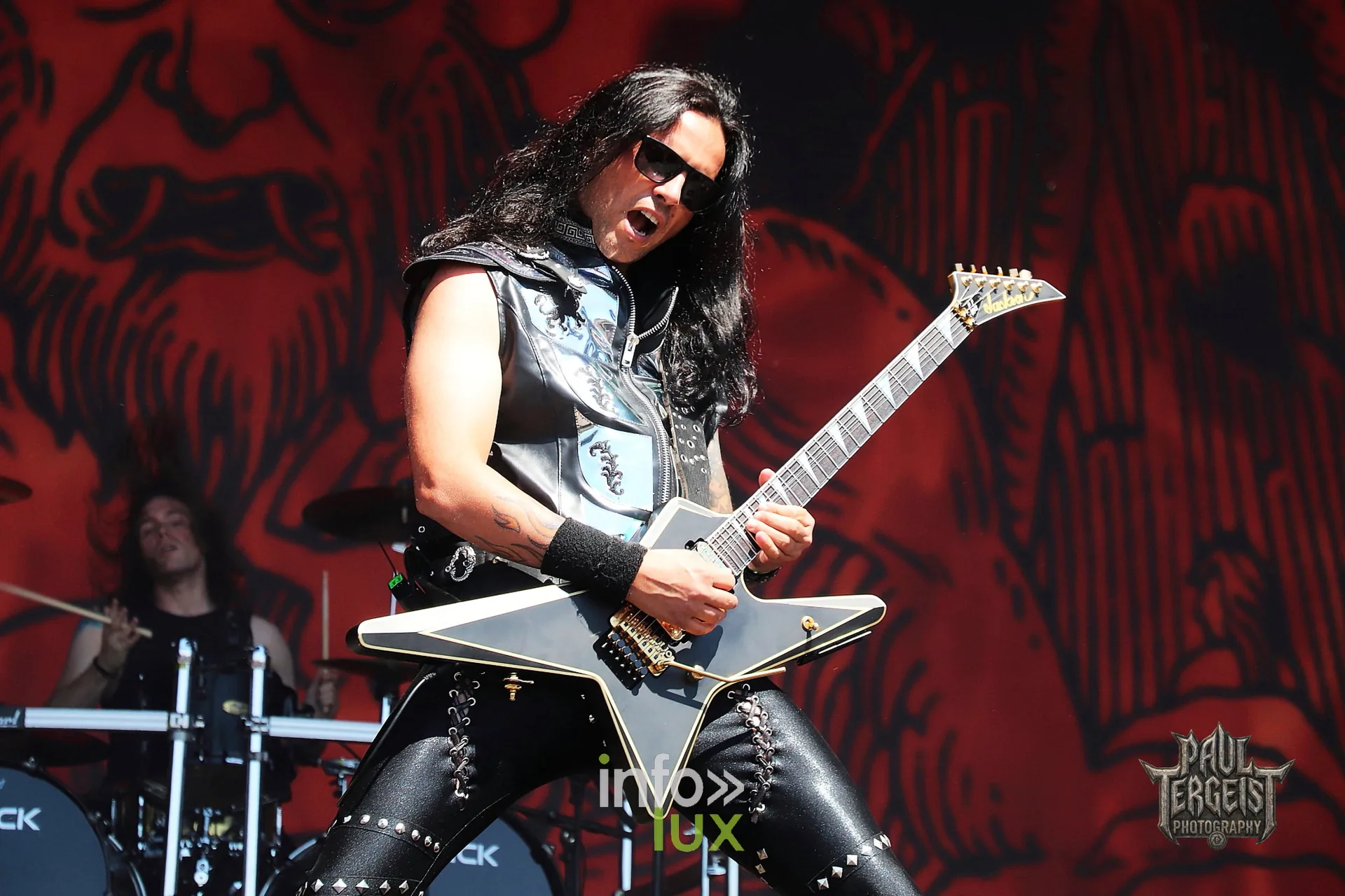 Gus G et sa guitare blanche avec Firewind à l'Alcatraz Festival 2026
