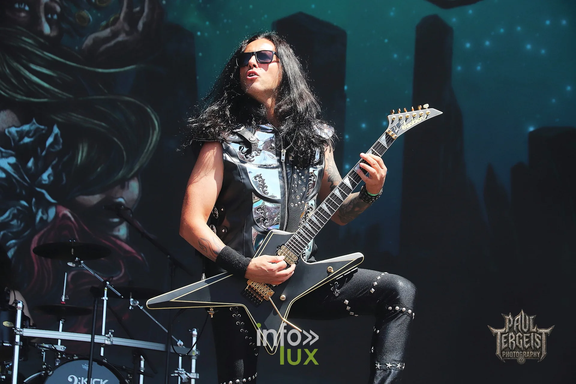 Gus G en lunettes noires avec Firewind à l'Alcatraz Festival 2026