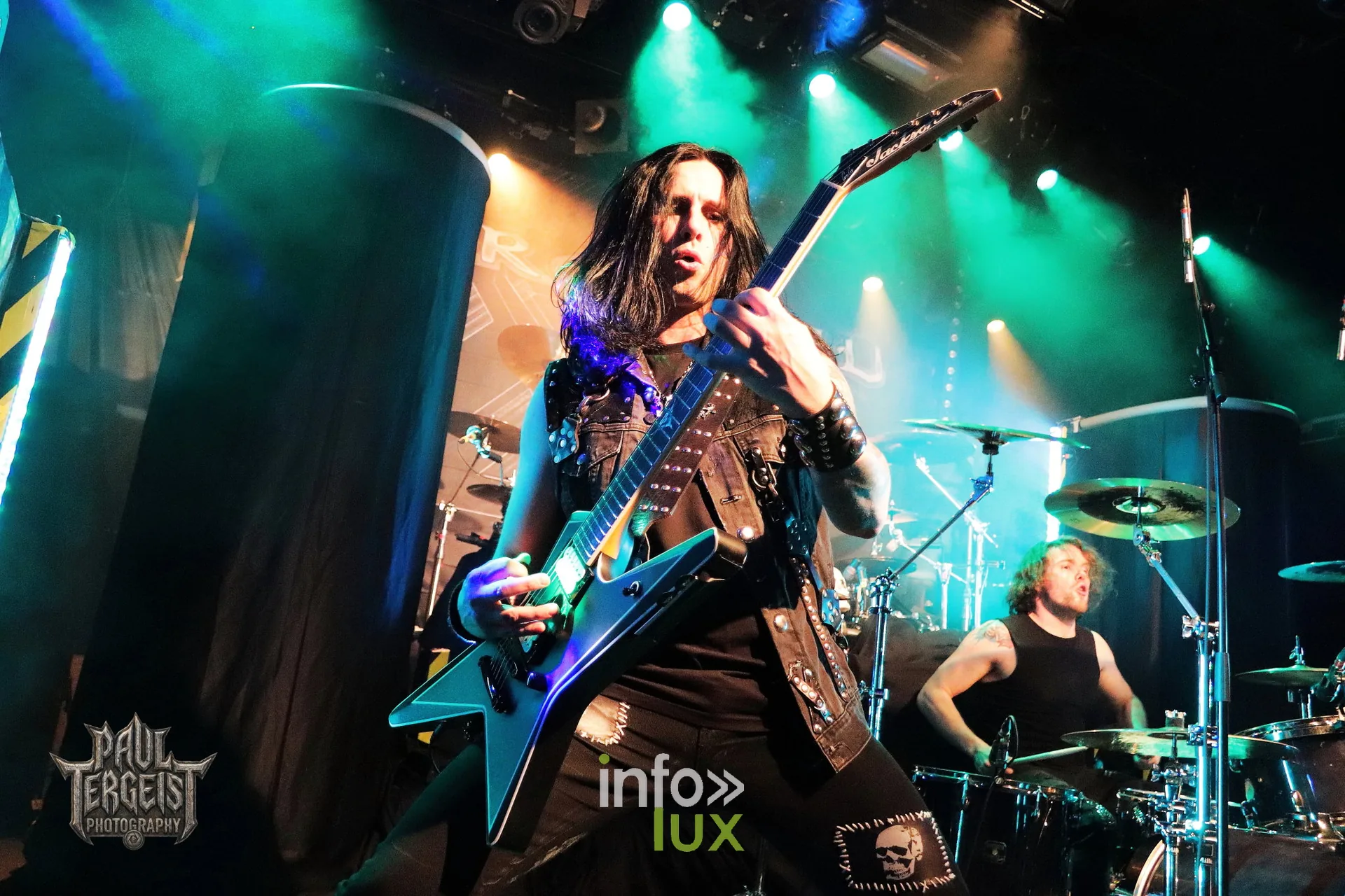 Gus G en solo de guitare avec Firewind au Reflektor de Liège en 2023