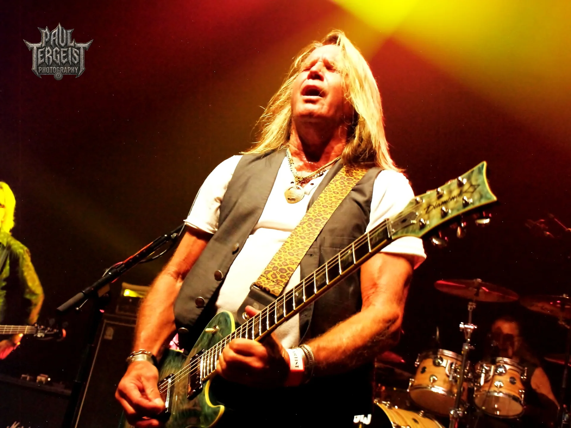 Guitariste de Foghat avec une guitare verte en concert au Golden Age Rock Festival 2019