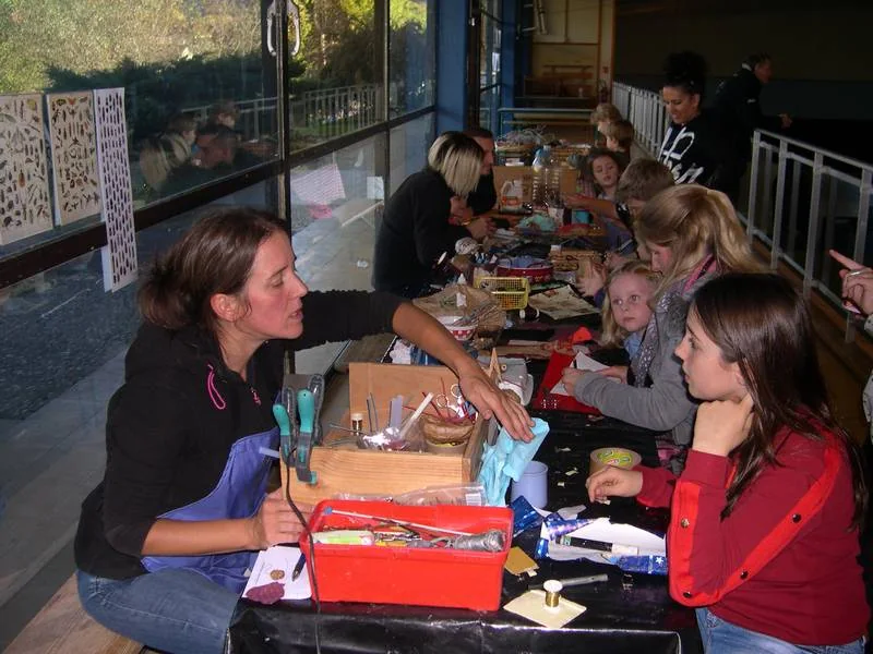 Atelier pour enfants à la Foire bio de Gorcy : une animatrice et des enfants autour d’une table de bricolage