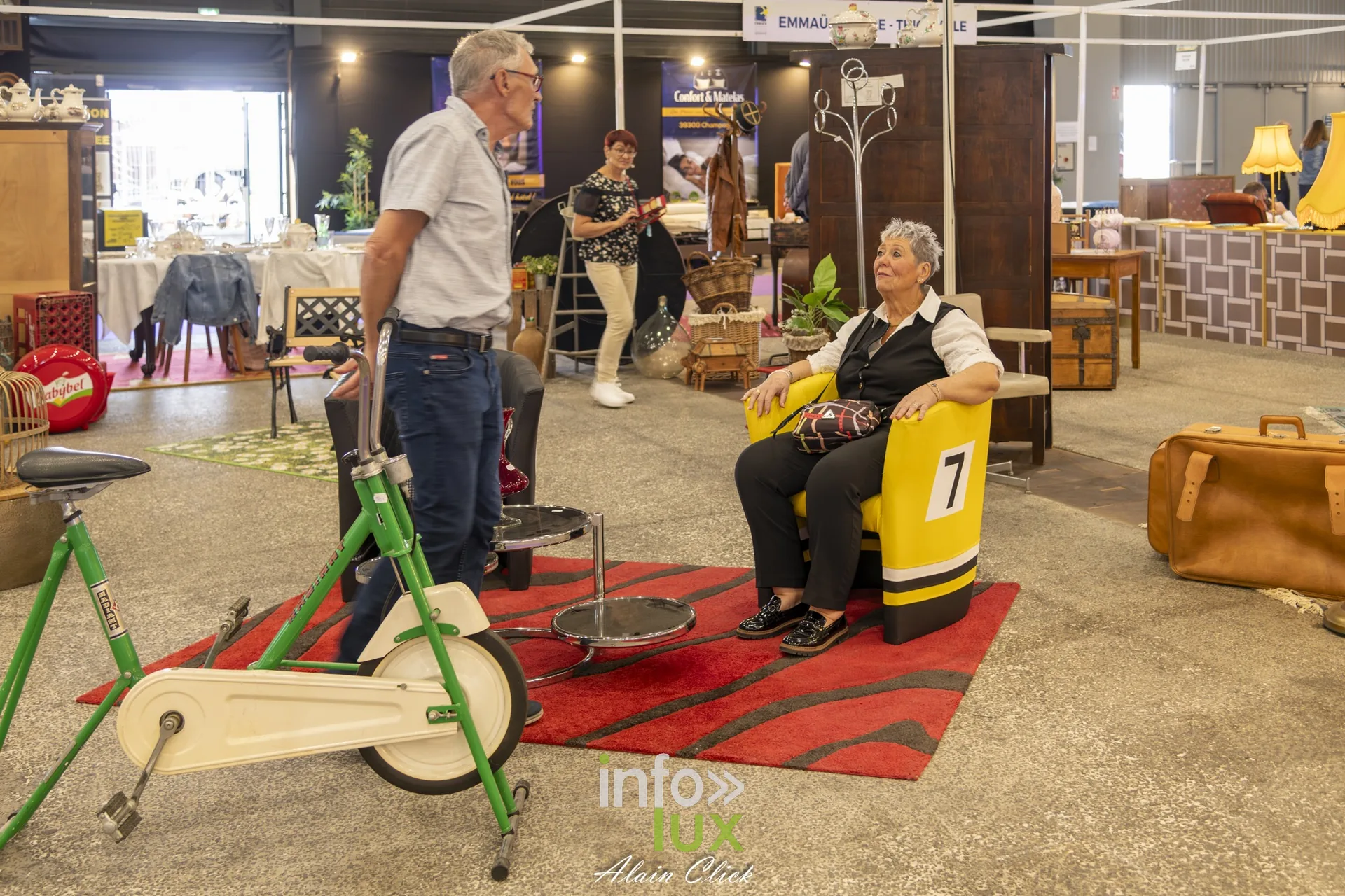 Visiteurs à un stand d’ameublement et de loisirs, Foire internationale de Metz 2026
