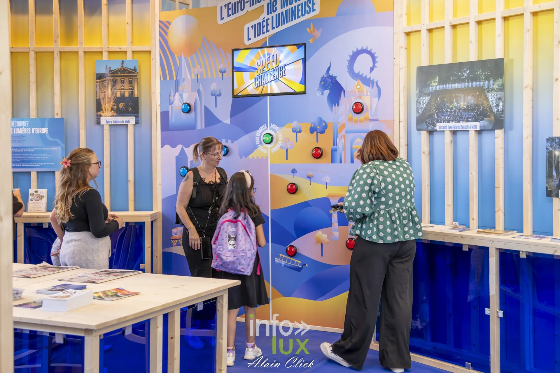 Stand interactif aux couleurs vives dans un hall, Foire internationale de Metz 2026