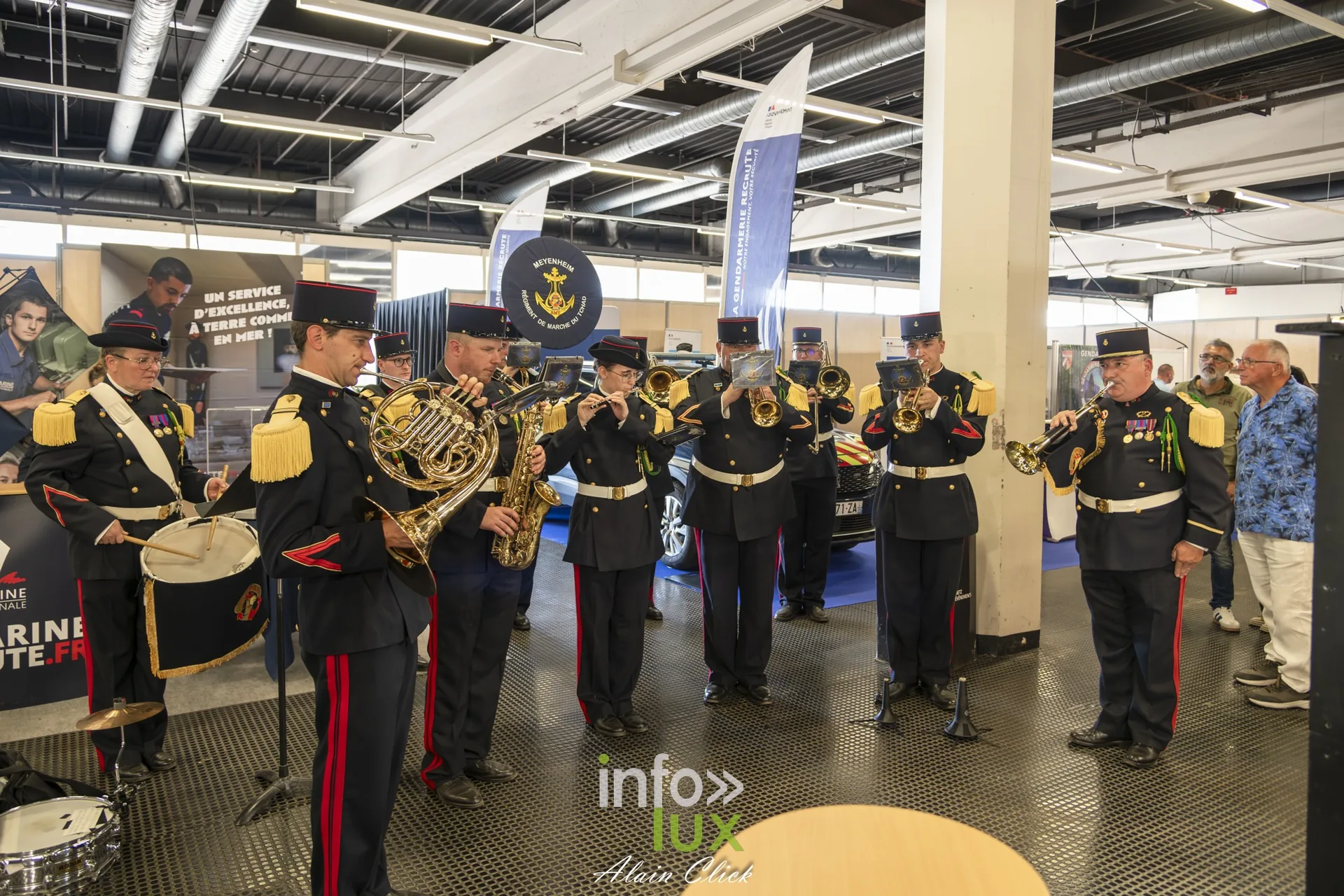 Musique du Régiment de marche du Tchad devant les stands de recrutement des armées, Foire internationale de Metz 2026