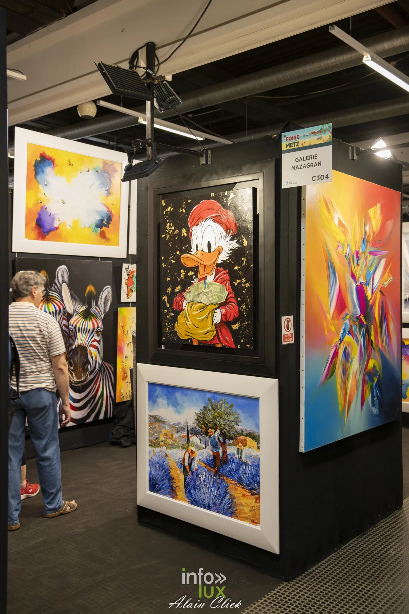 Tableaux exposés sur un stand d’art, Foire internationale de Metz 2026