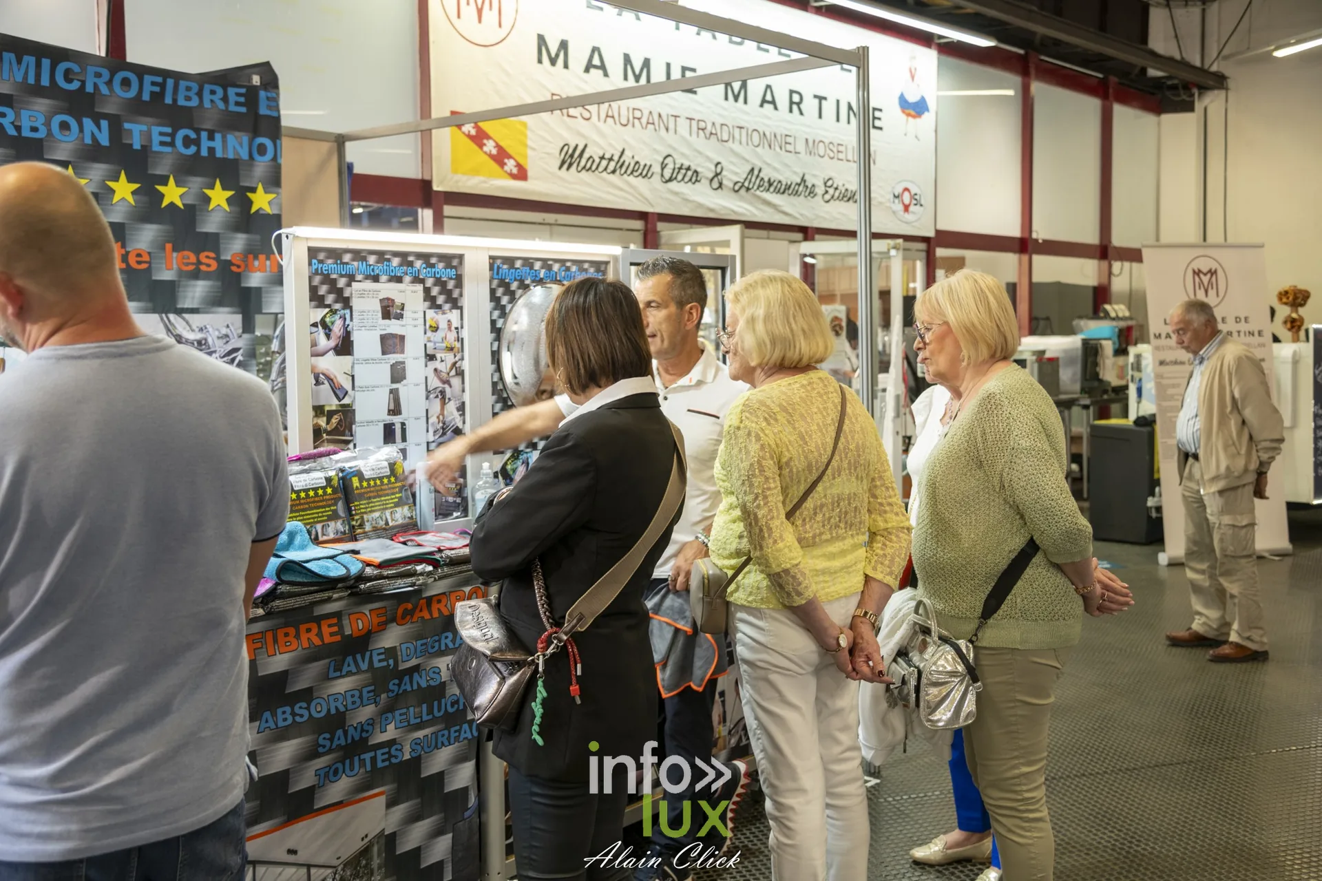 Visiteurs devant un stand d’exposant, Foire internationale de Metz 2026