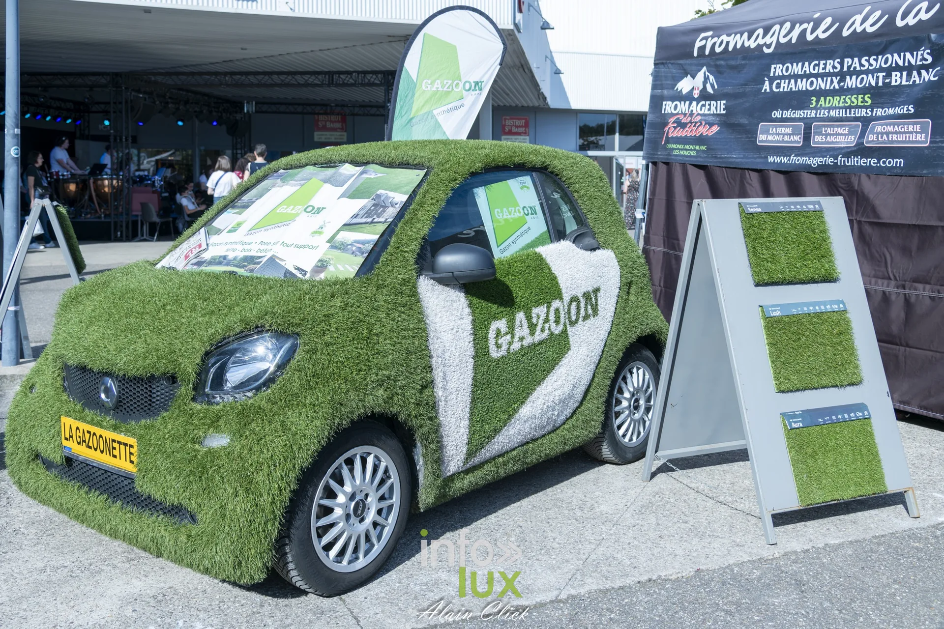 Voiture recouverte de gazon synthétique sur un stand, Foire internationale de Metz 2026