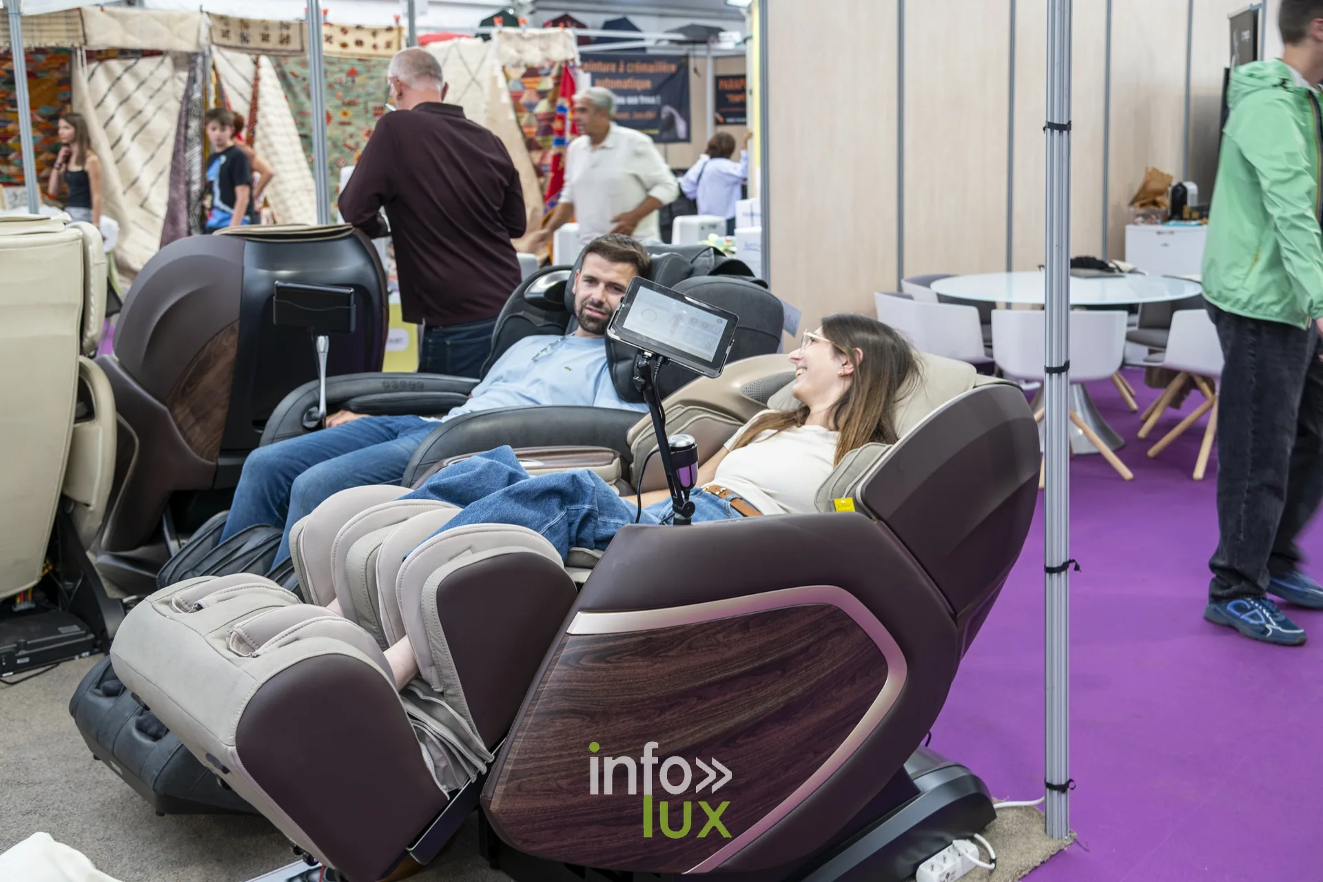 Fauteuils de massage essayés par des visiteurs, Foire internationale de Metz 2026
