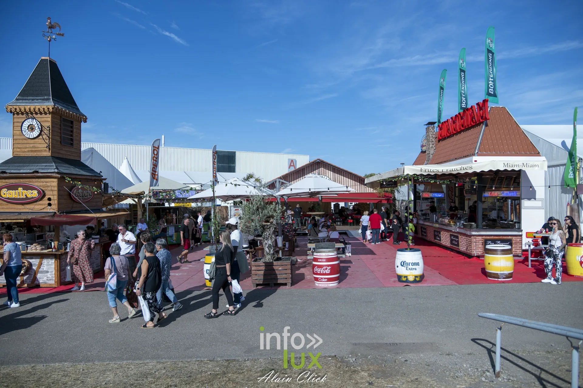Chalets et visiteurs sur l’esplanade extérieure, Foire internationale de Metz 2026