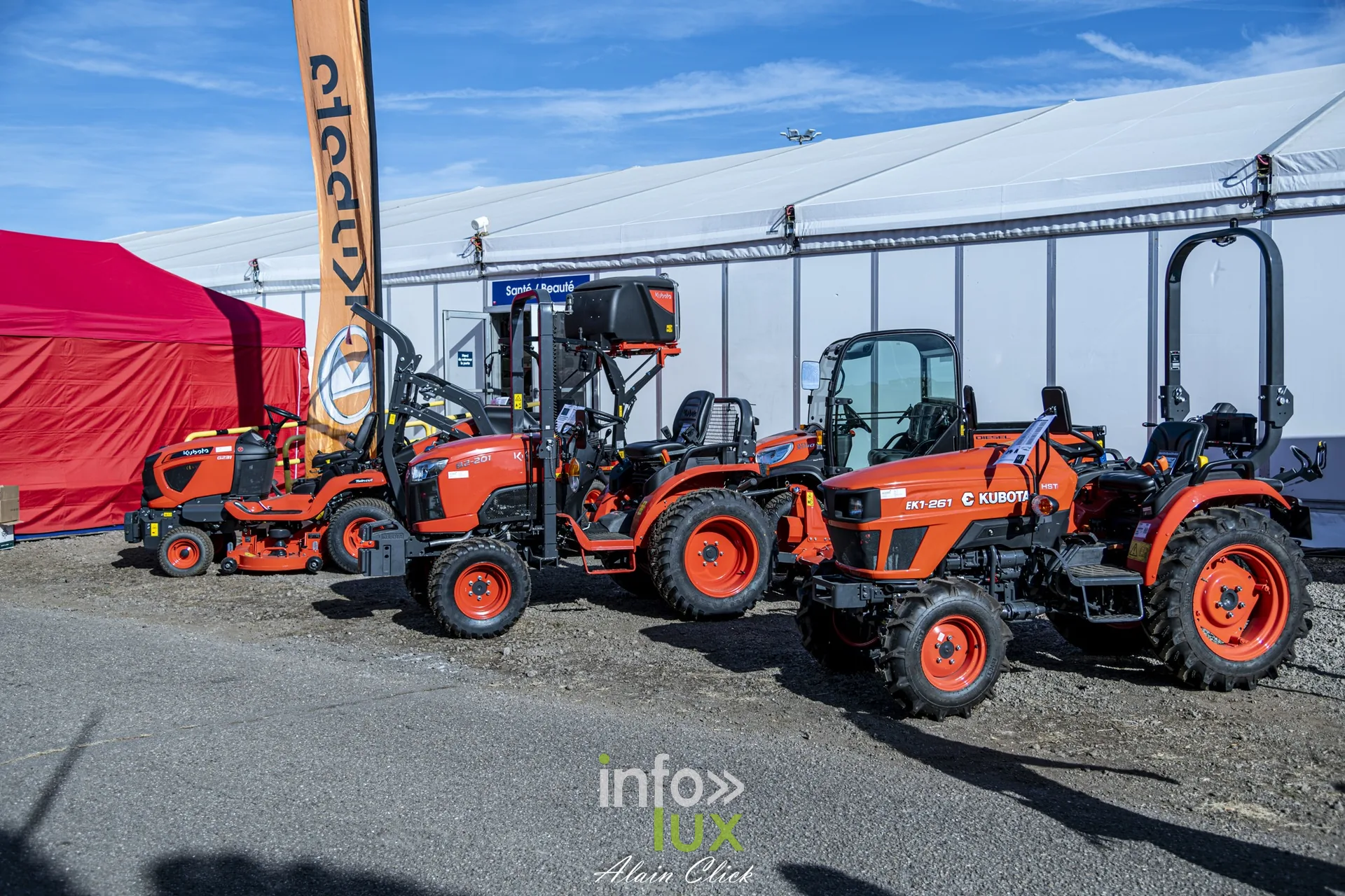 Tracteurs compacts exposés à l’extérieur, Foire internationale de Metz 2026
