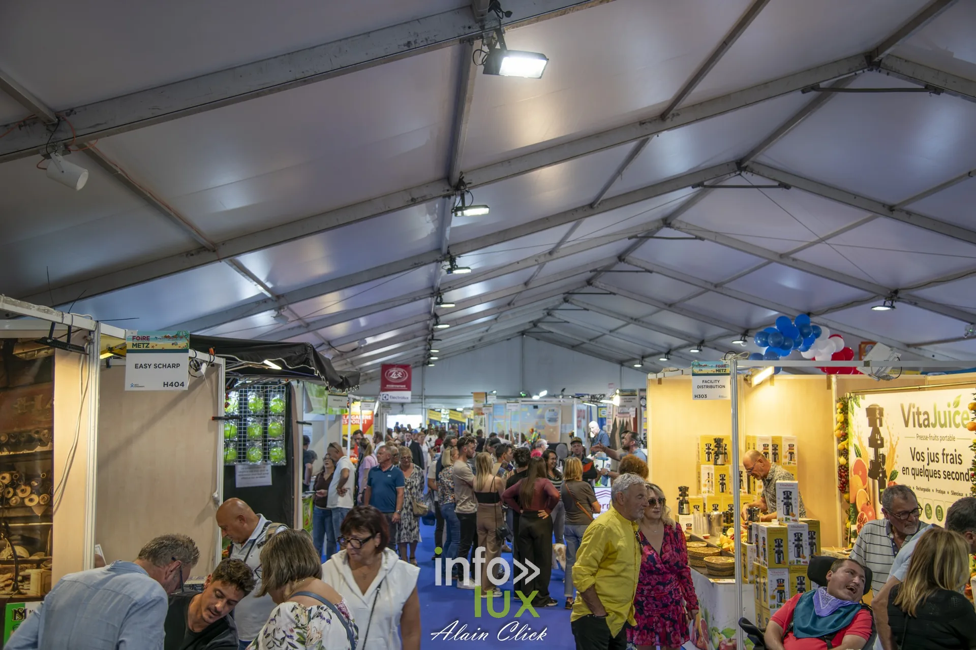Allée et stands sous chapiteau, Foire internationale de Metz 2026