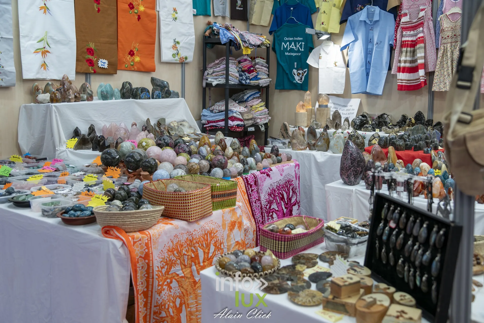 Allée et stands sous chapiteau, Foire internationale de Metz 2026
