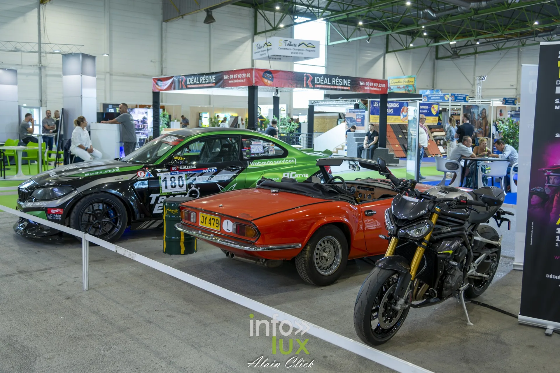 Voitures de sport et moto exposées dans un hall, Foire internationale de Metz 2026