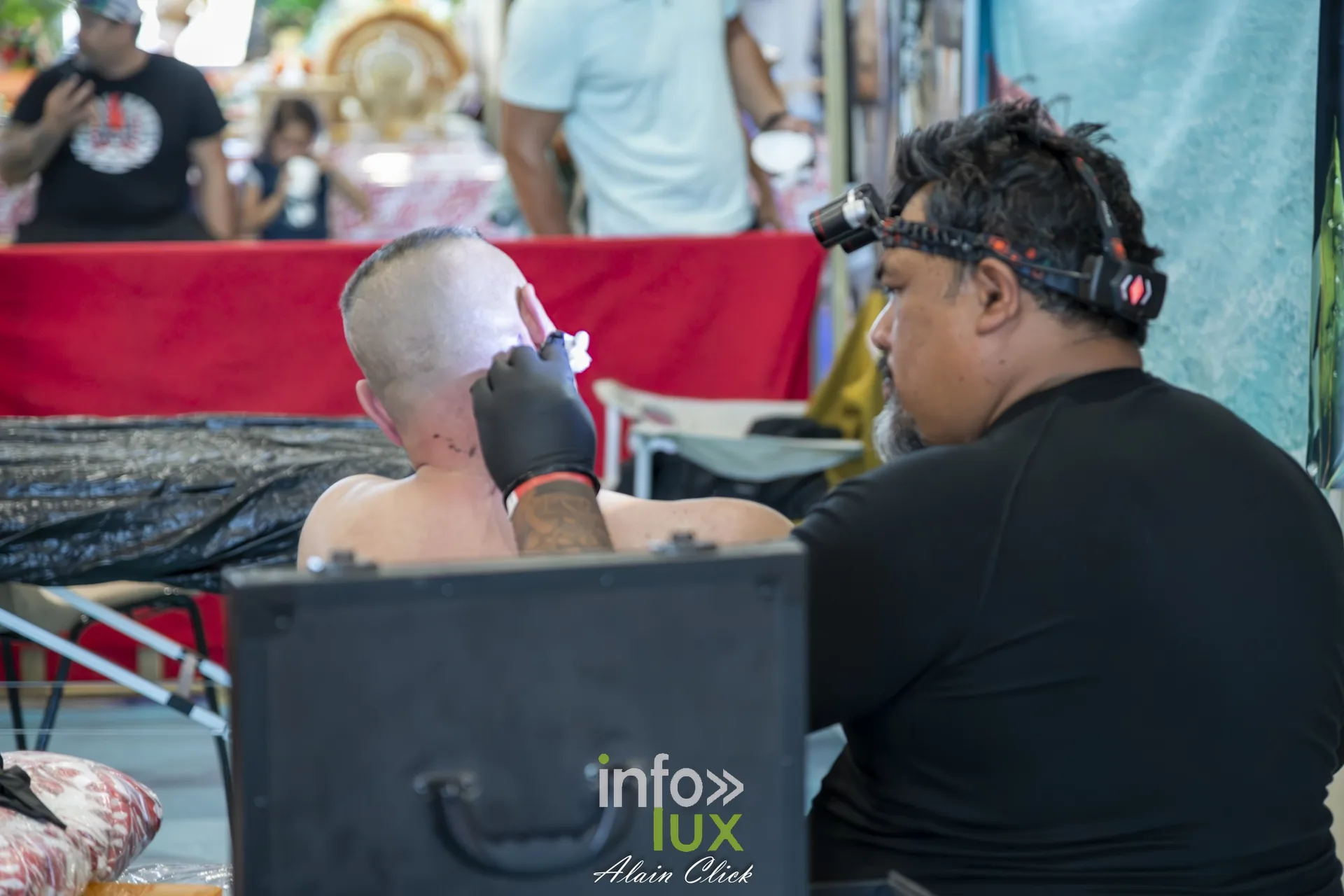 Démonstration de tatouage sur un stand, Foire internationale de Metz 2026