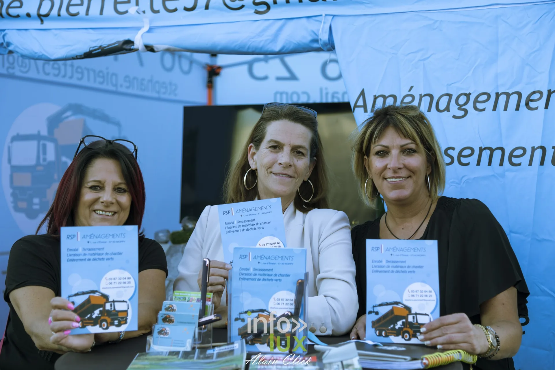 Exposantes présentant leurs brochures sur un stand, Foire internationale de Metz 2026