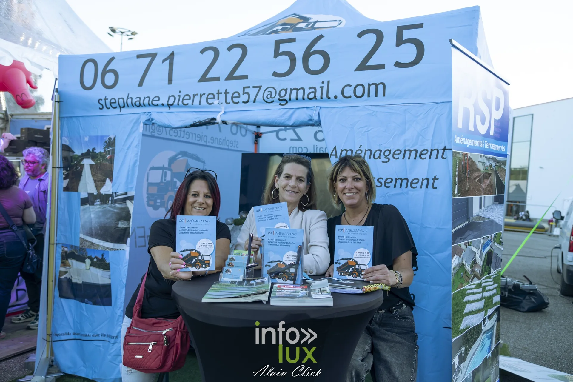 Exposantes présentant leurs brochures sur un stand, Foire internationale de Metz 2026