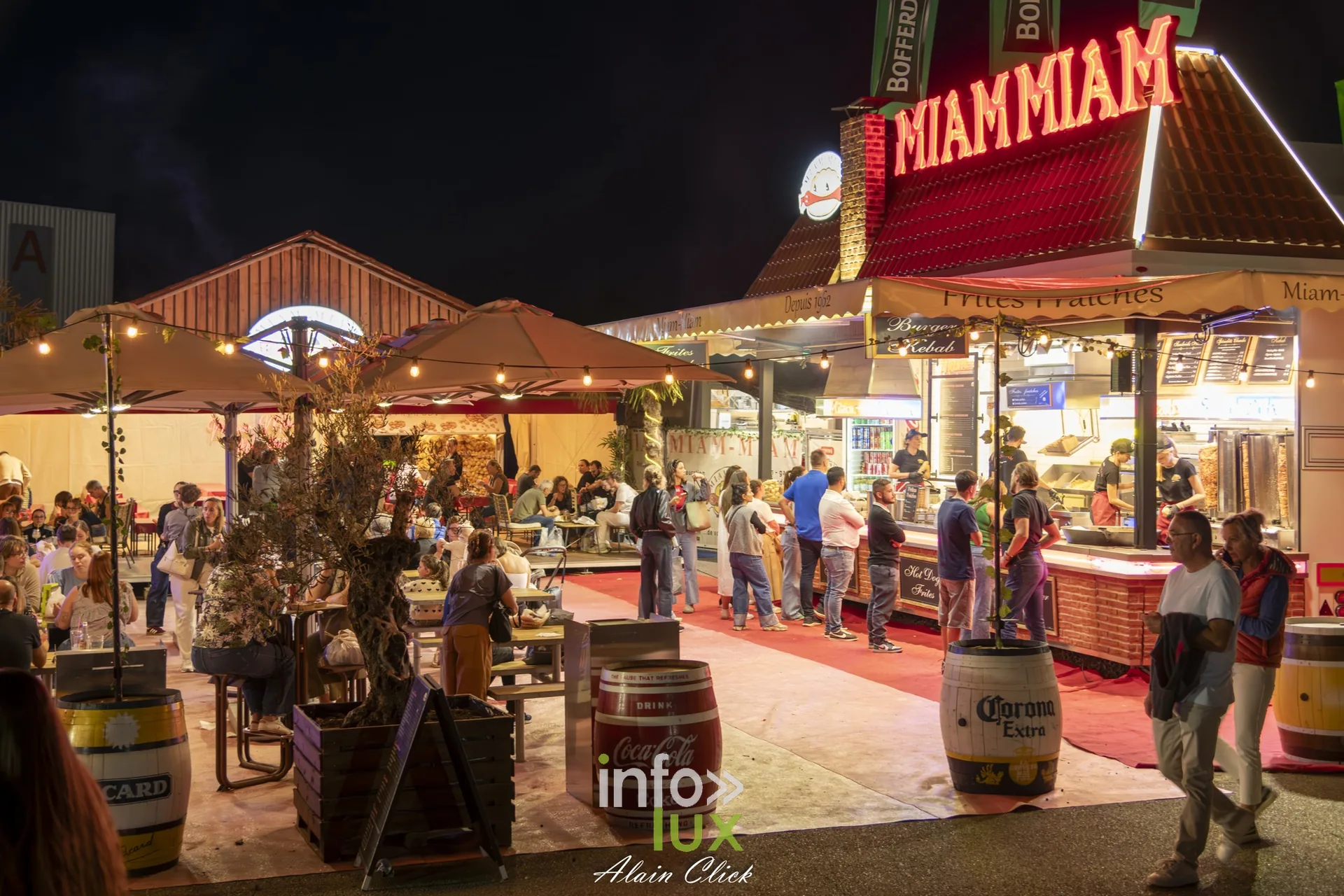 Chalets de restauration illuminés en soirée, Foire internationale de Metz 2026