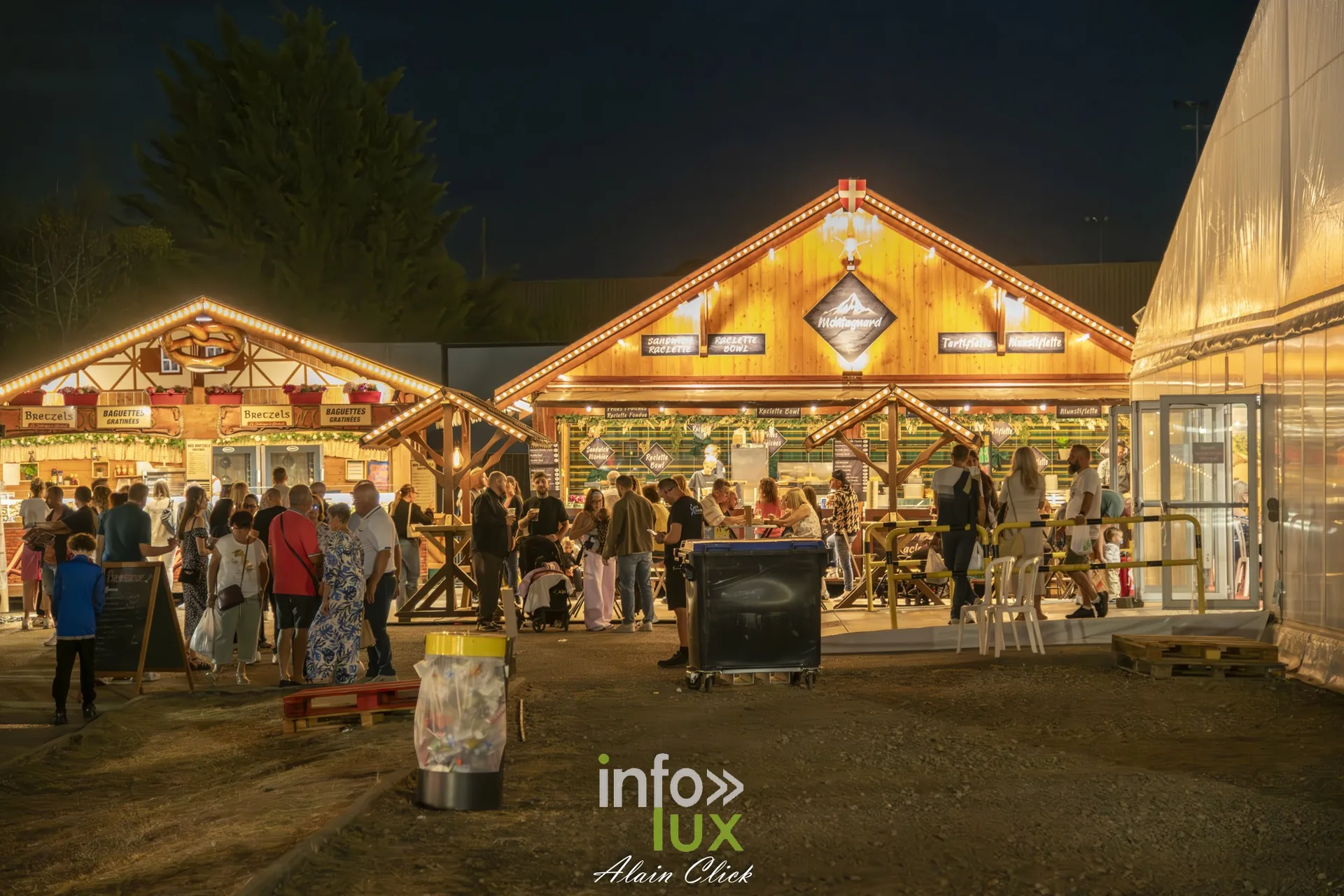 Chalets de restauration illuminés en soirée, Foire internationale de Metz 2026