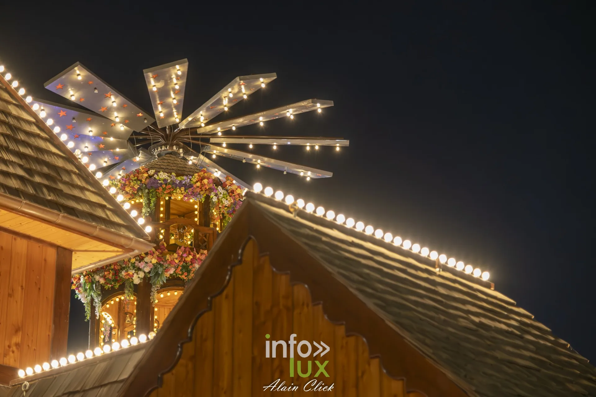 Pyramide de Noël illuminée en soirée, Foire internationale de Metz 2026