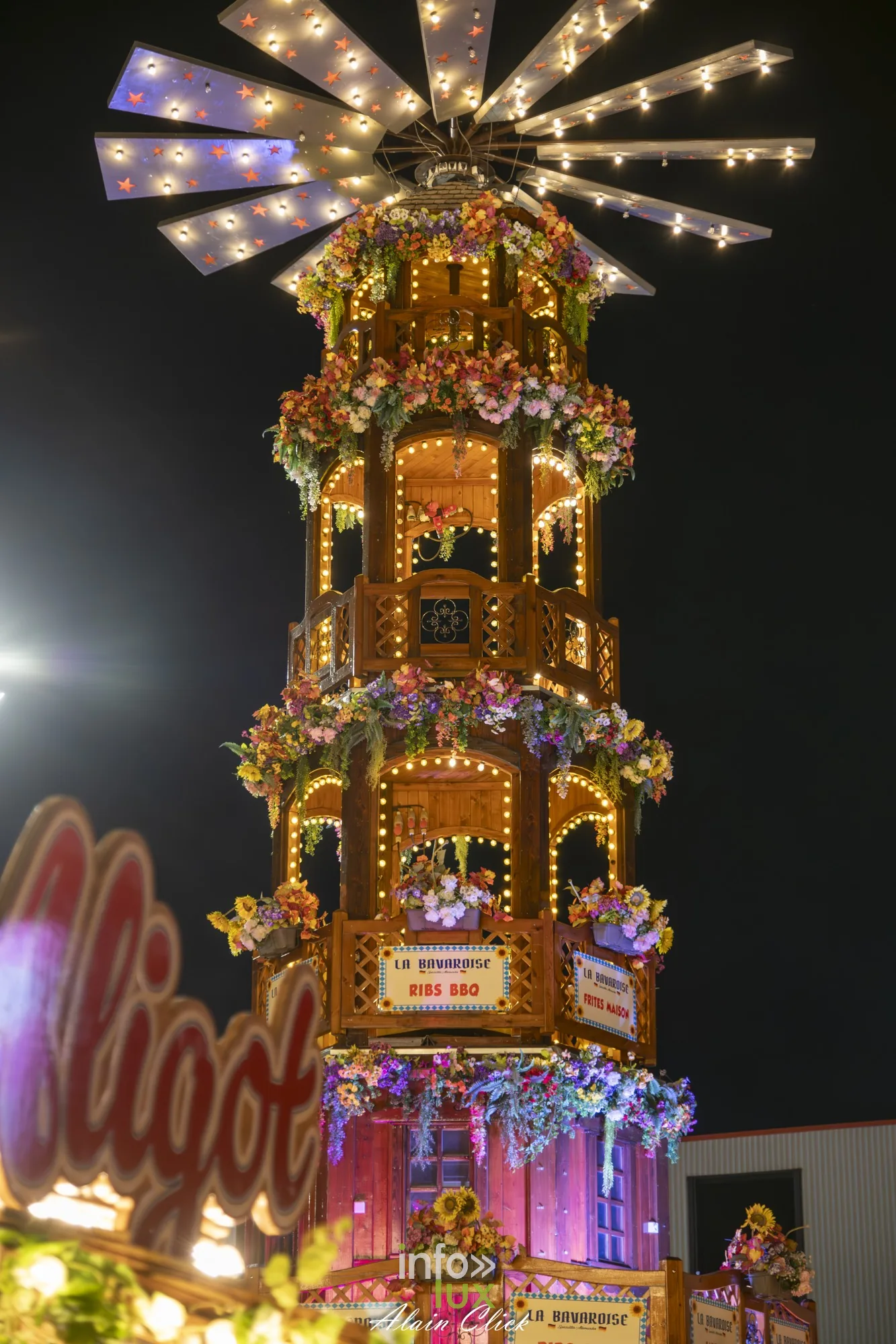 Pyramide de Noël illuminée en soirée, Foire internationale de Metz 2026