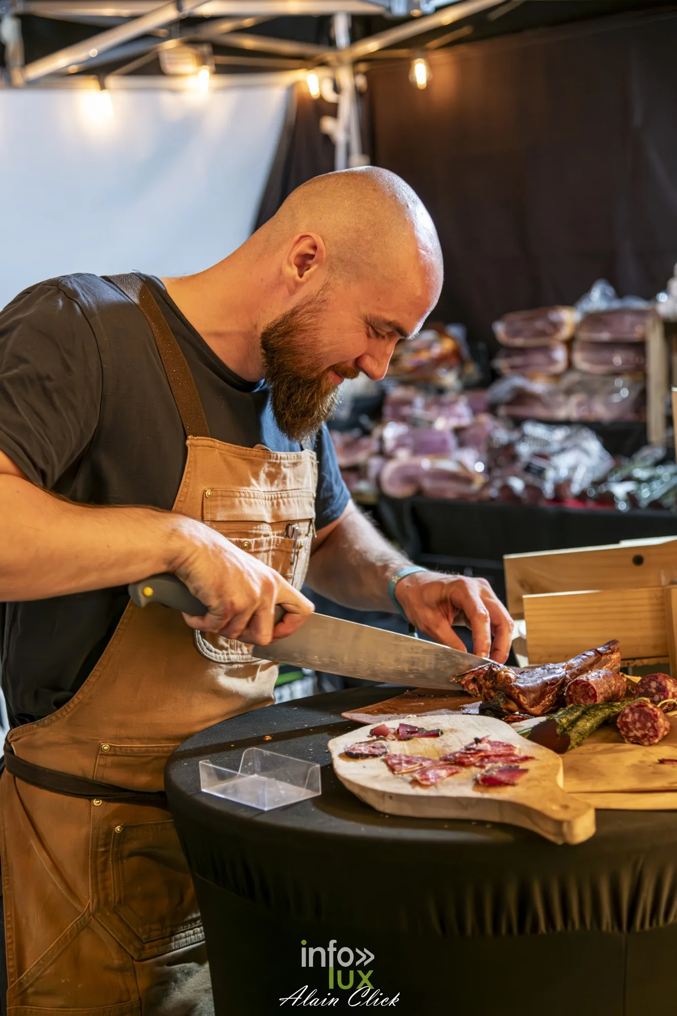 Découpe de charcuterie sur un stand en soirée, Foire internationale de Metz 2026