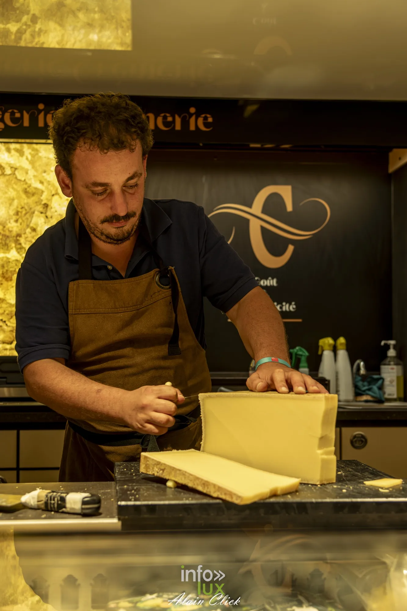 Fromagers et meule de fromage sur un stand, Foire internationale de Metz 2026