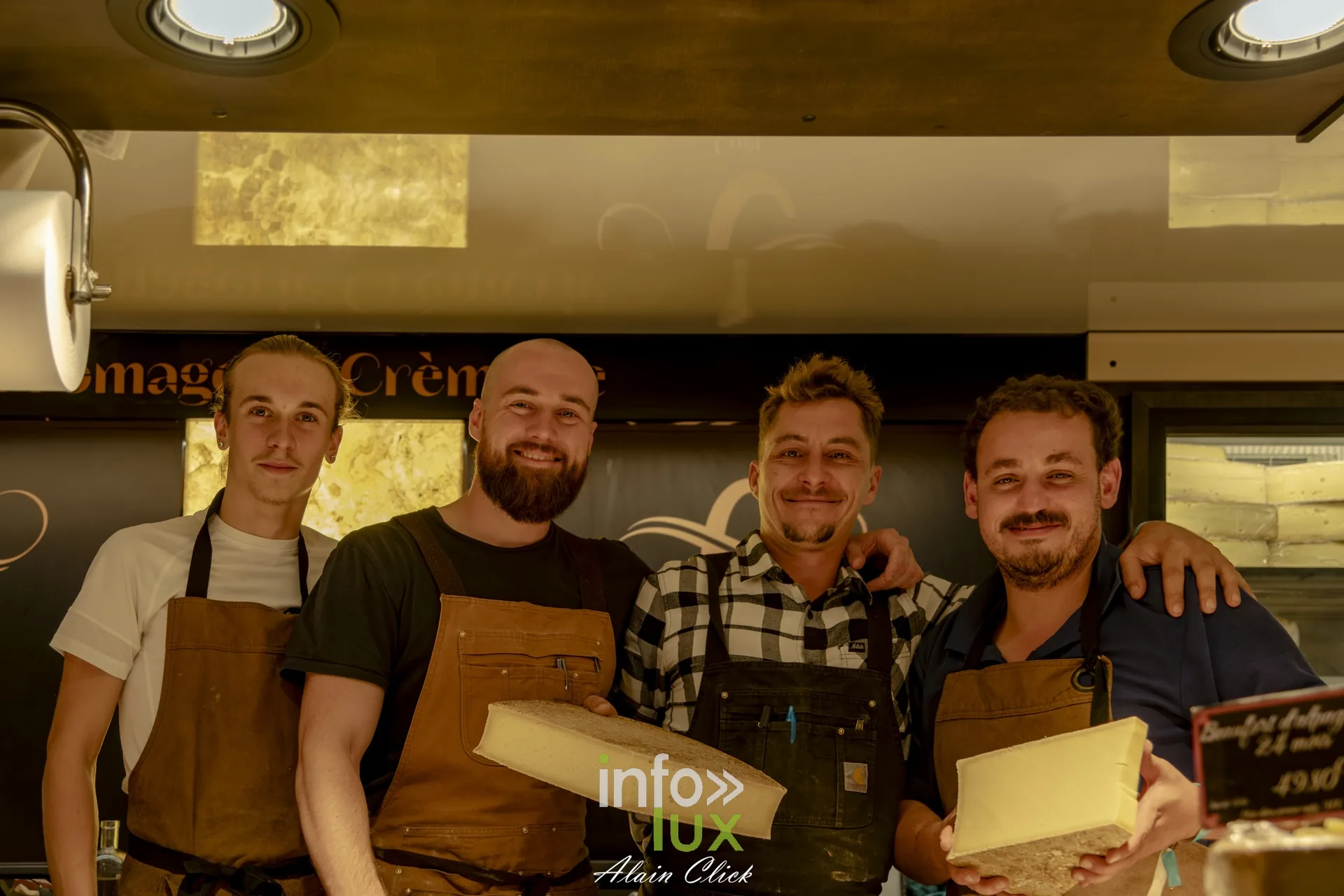 Fromagers et meule de fromage sur un stand, Foire internationale de Metz 2026