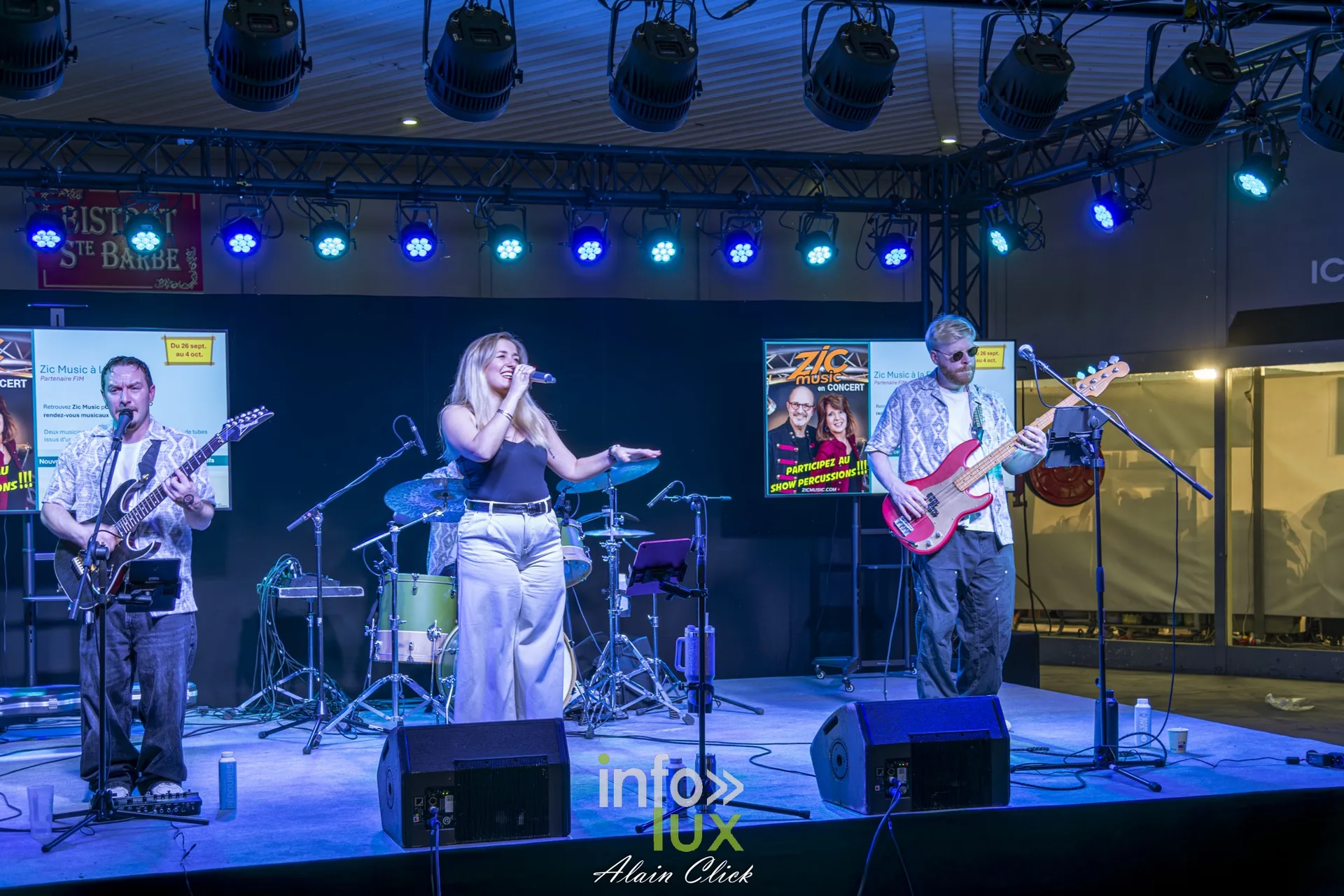 Groupe en concert sur la scène en soirée, Foire internationale de Metz 2026