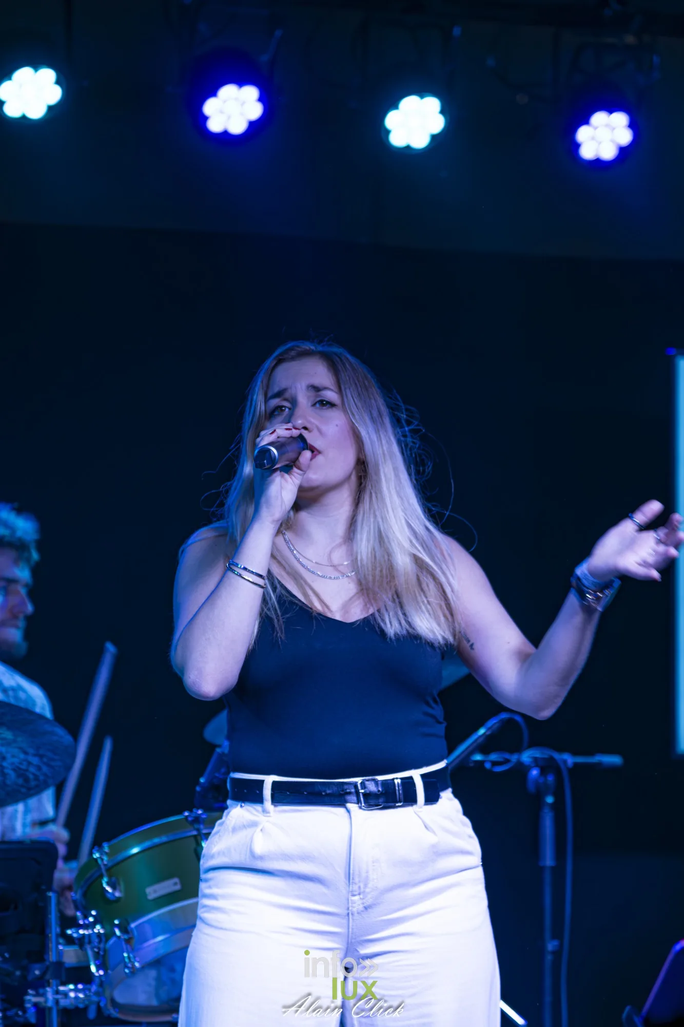 Groupe en concert sur la scène en soirée, Foire internationale de Metz 2026