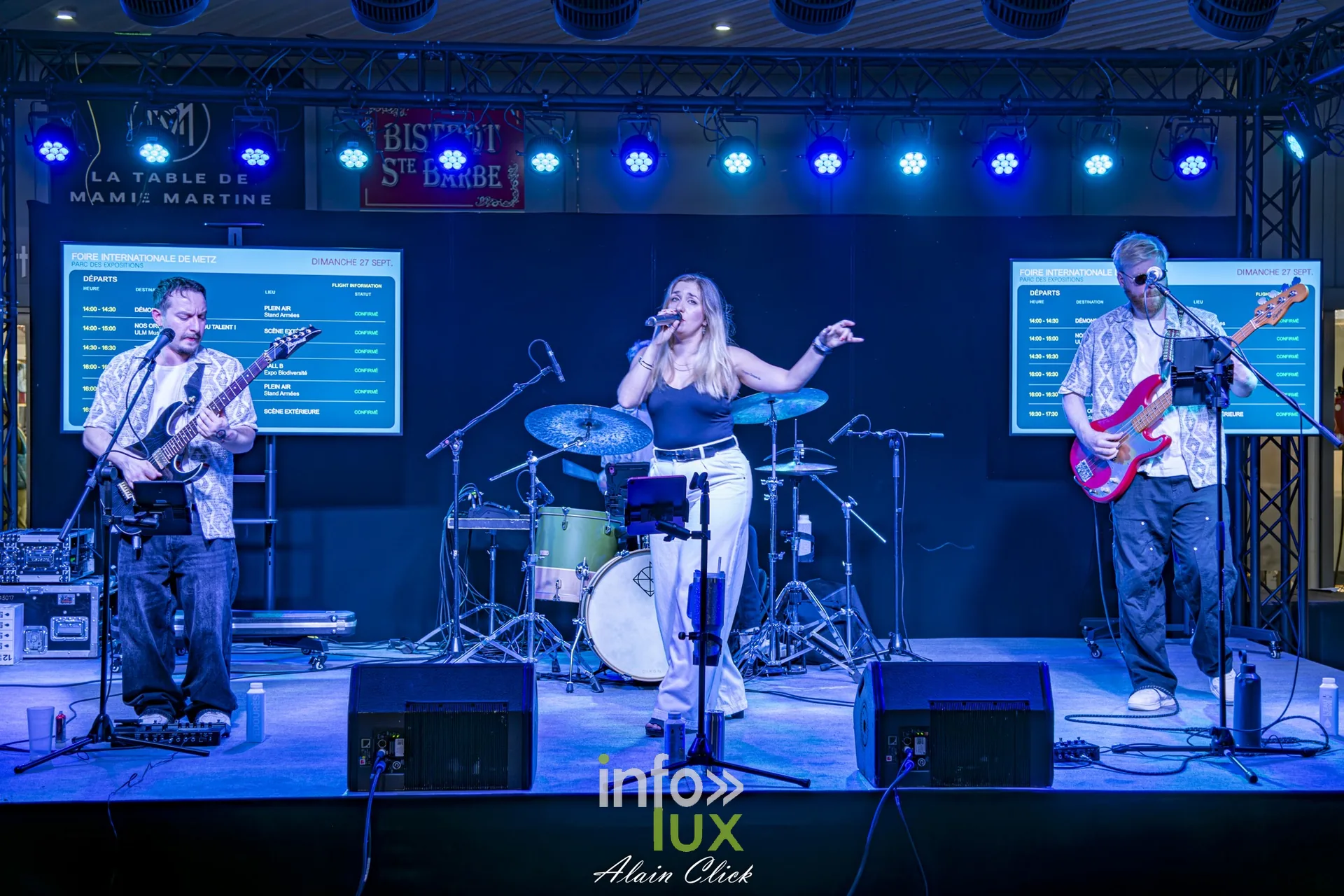 Groupe en concert sur la scène en soirée, Foire internationale de Metz 2026