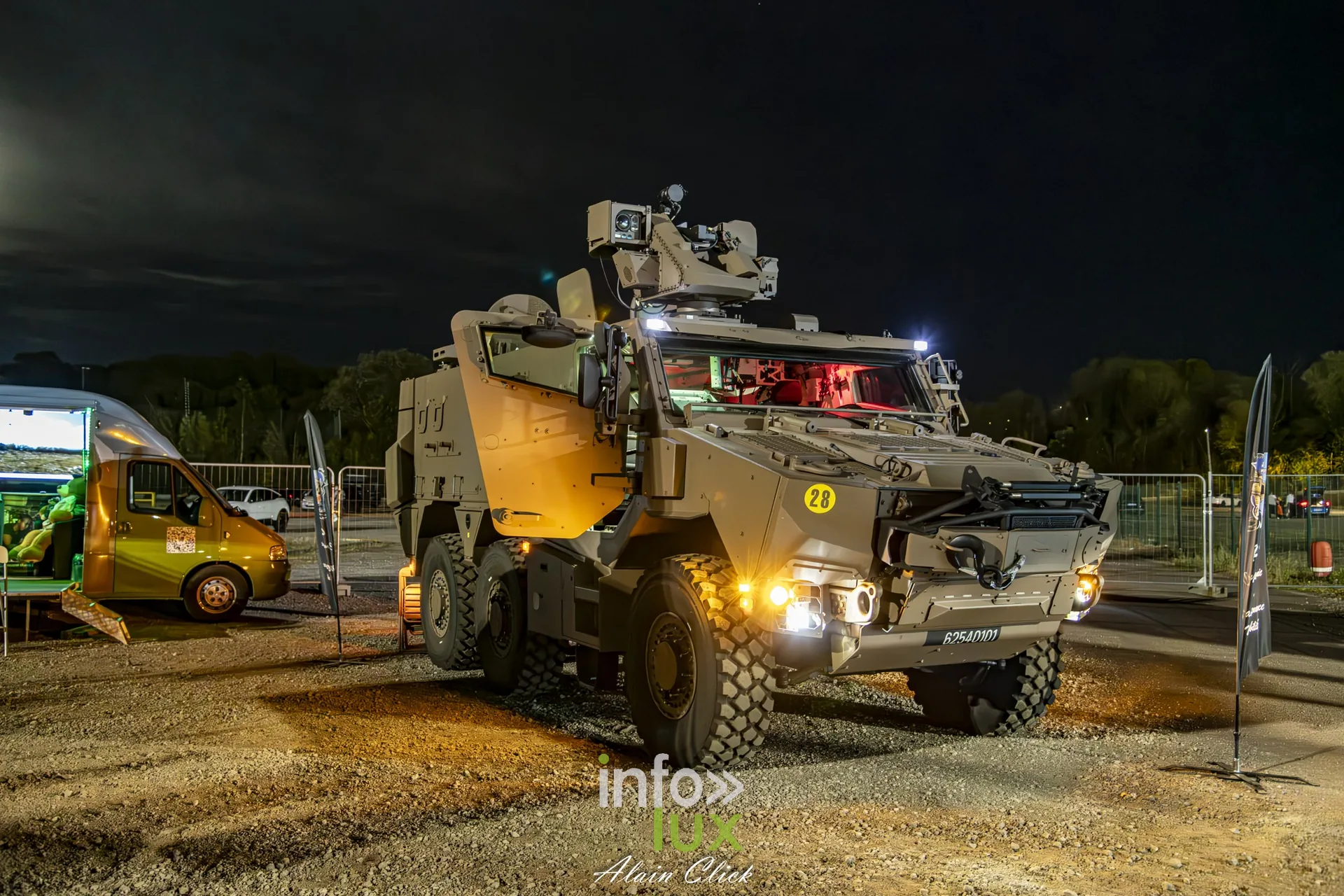 Véhicule blindé de l’armée française exposé en soirée, Foire internationale de Metz 2026