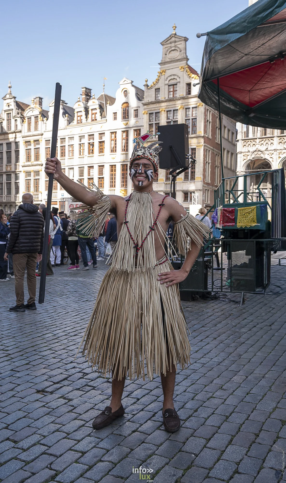 Folklorissimo 2026 sur la Grand-Place de Bruxelles : groupes folkloriques, géants, fanfares et danseurs en costume