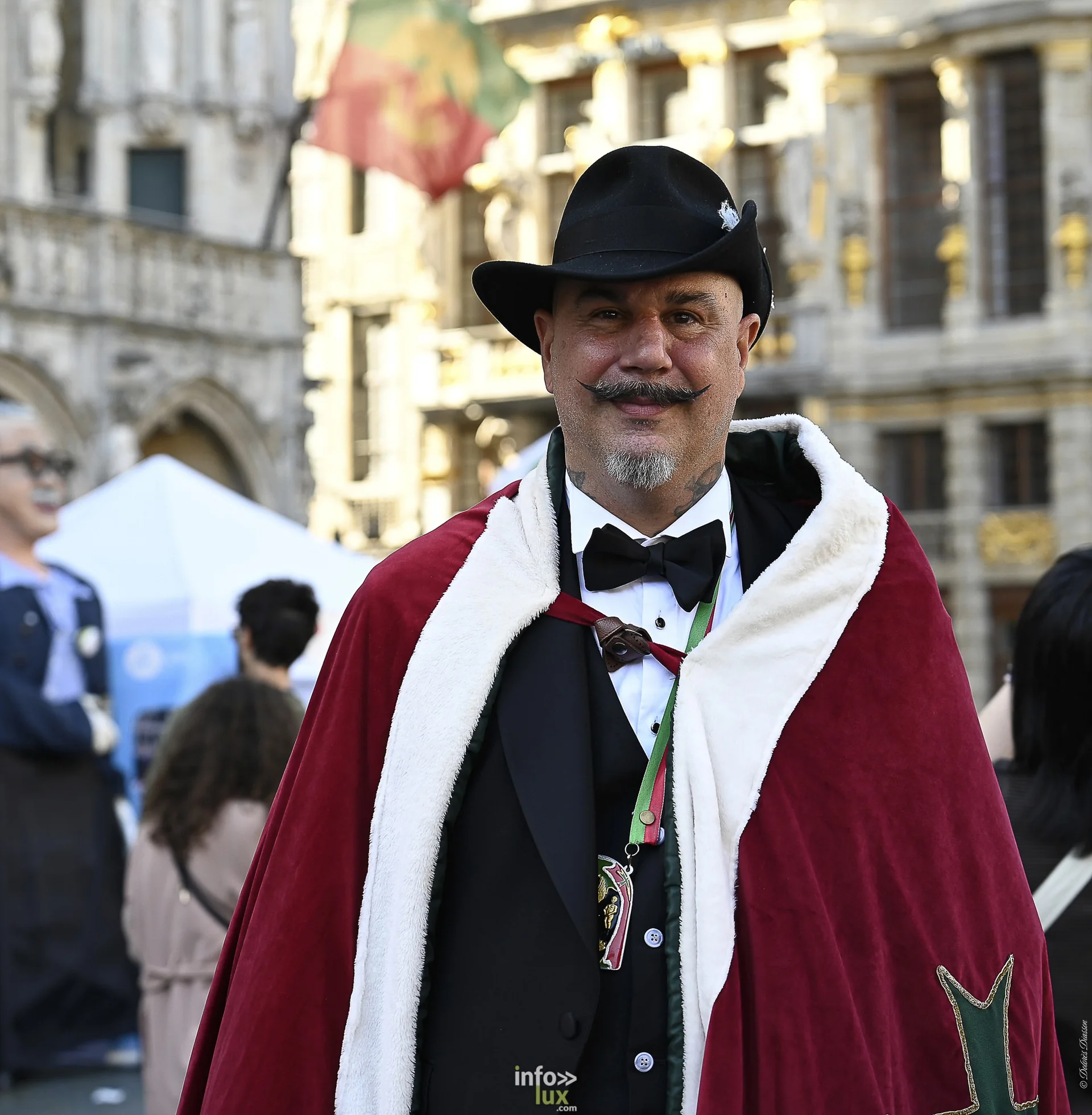 Folklorissimo 2026 sur la Grand-Place de Bruxelles : groupes folkloriques, géants, fanfares et danseurs en costume
