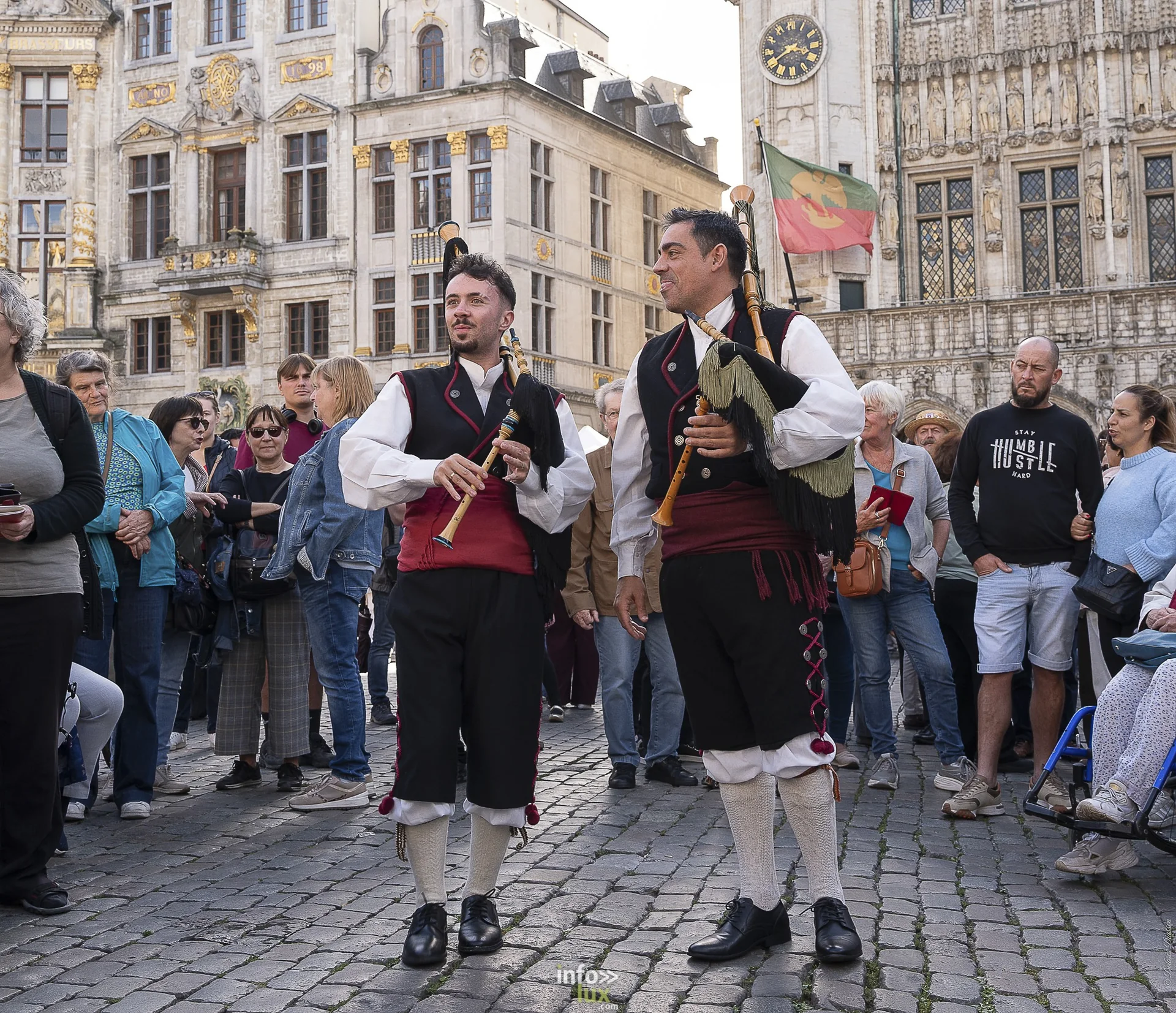 Folklorissimo 2026 sur la Grand-Place de Bruxelles : groupes folkloriques, géants, fanfares et danseurs en costume