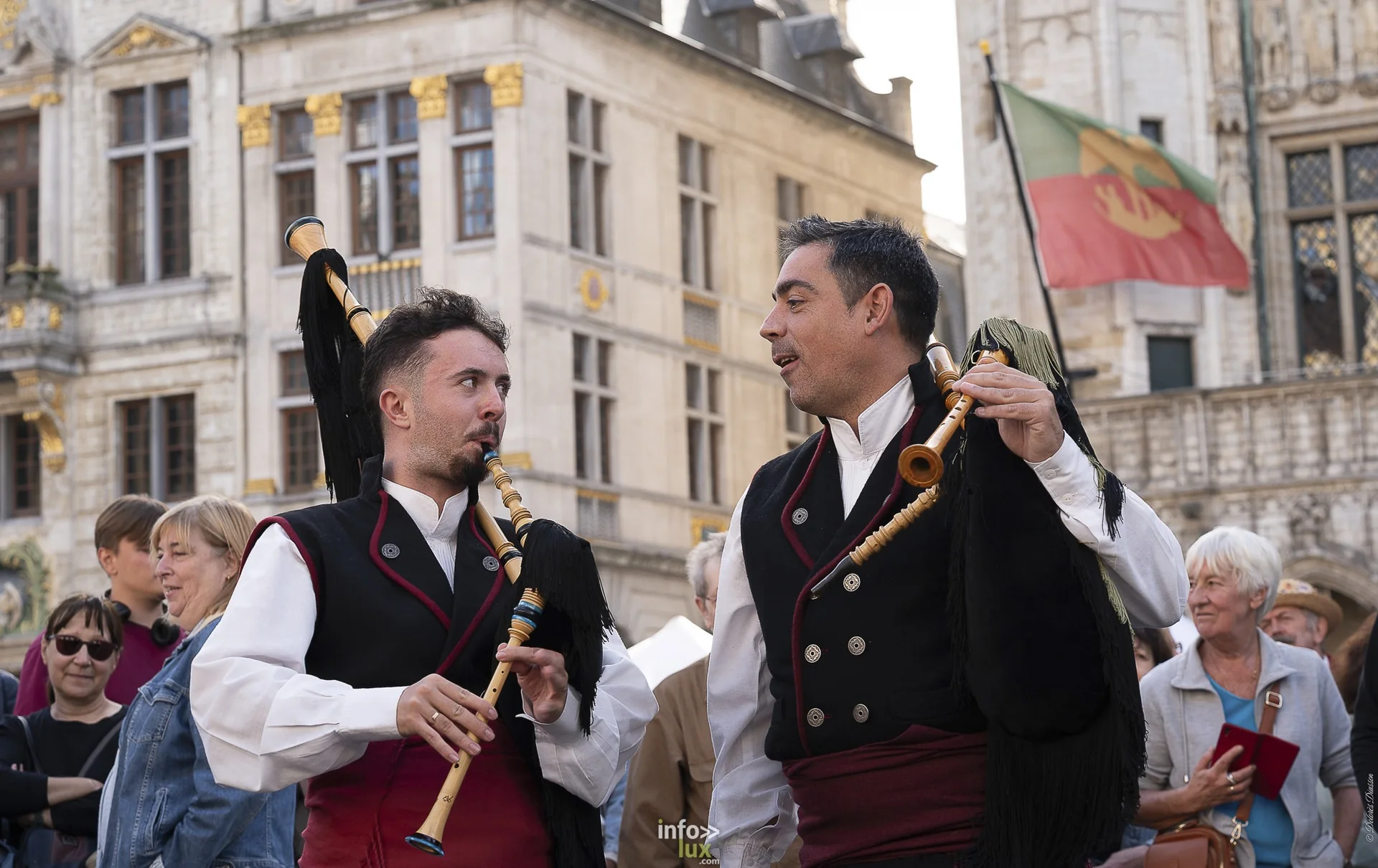 Folklorissimo 2026 sur la Grand-Place de Bruxelles : groupes folkloriques, géants, fanfares et danseurs en costume