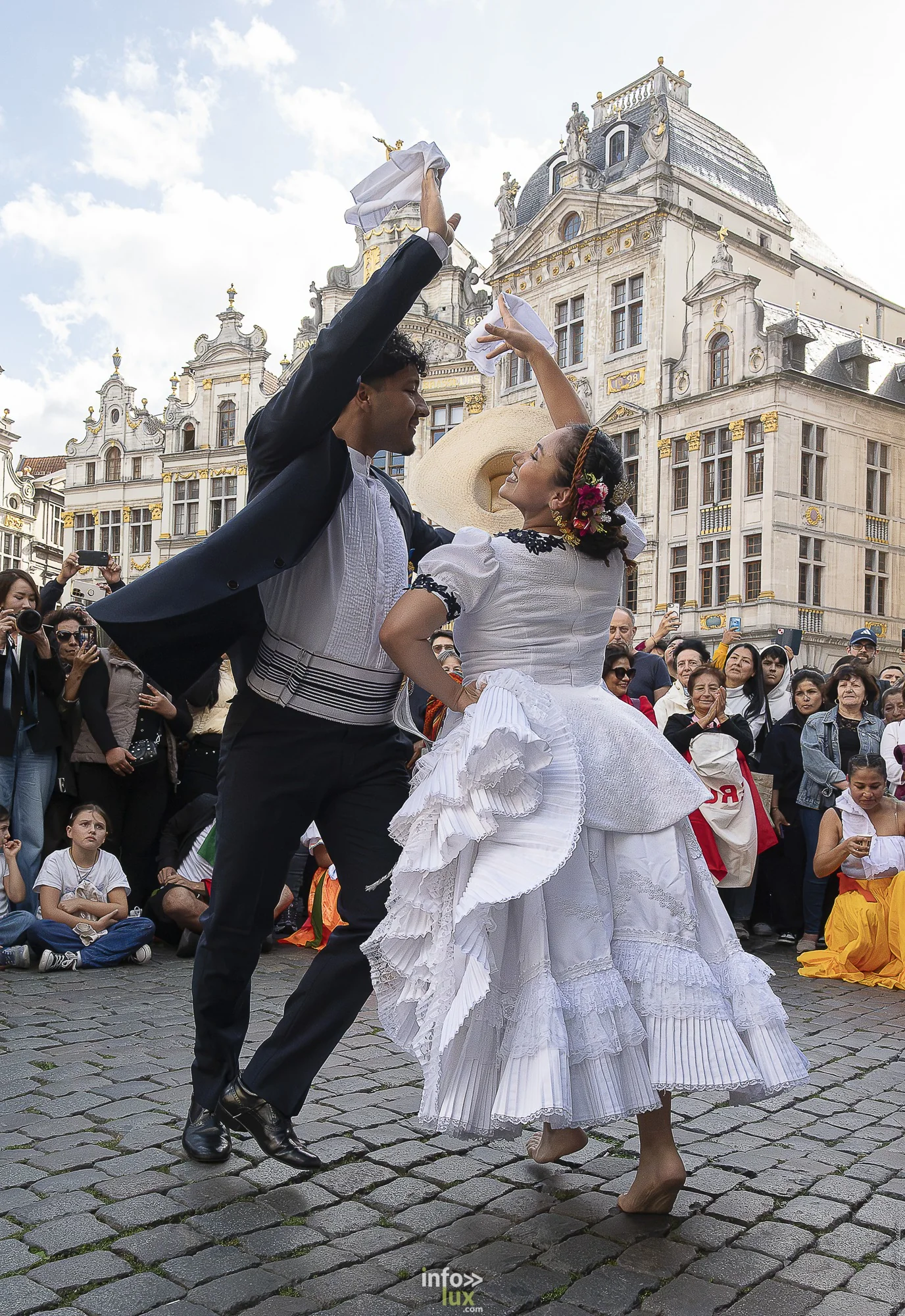 Folklorissimo 2026 sur la Grand-Place de Bruxelles : groupes folkloriques, géants, fanfares et danseurs en costume