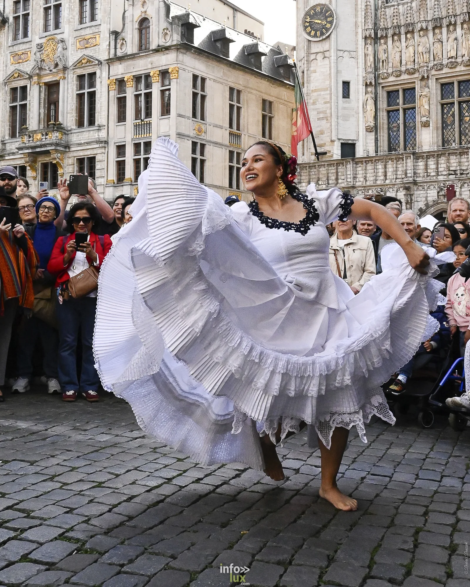 Folklorissimo 2026 sur la Grand-Place de Bruxelles : groupes folkloriques, géants, fanfares et danseurs en costume