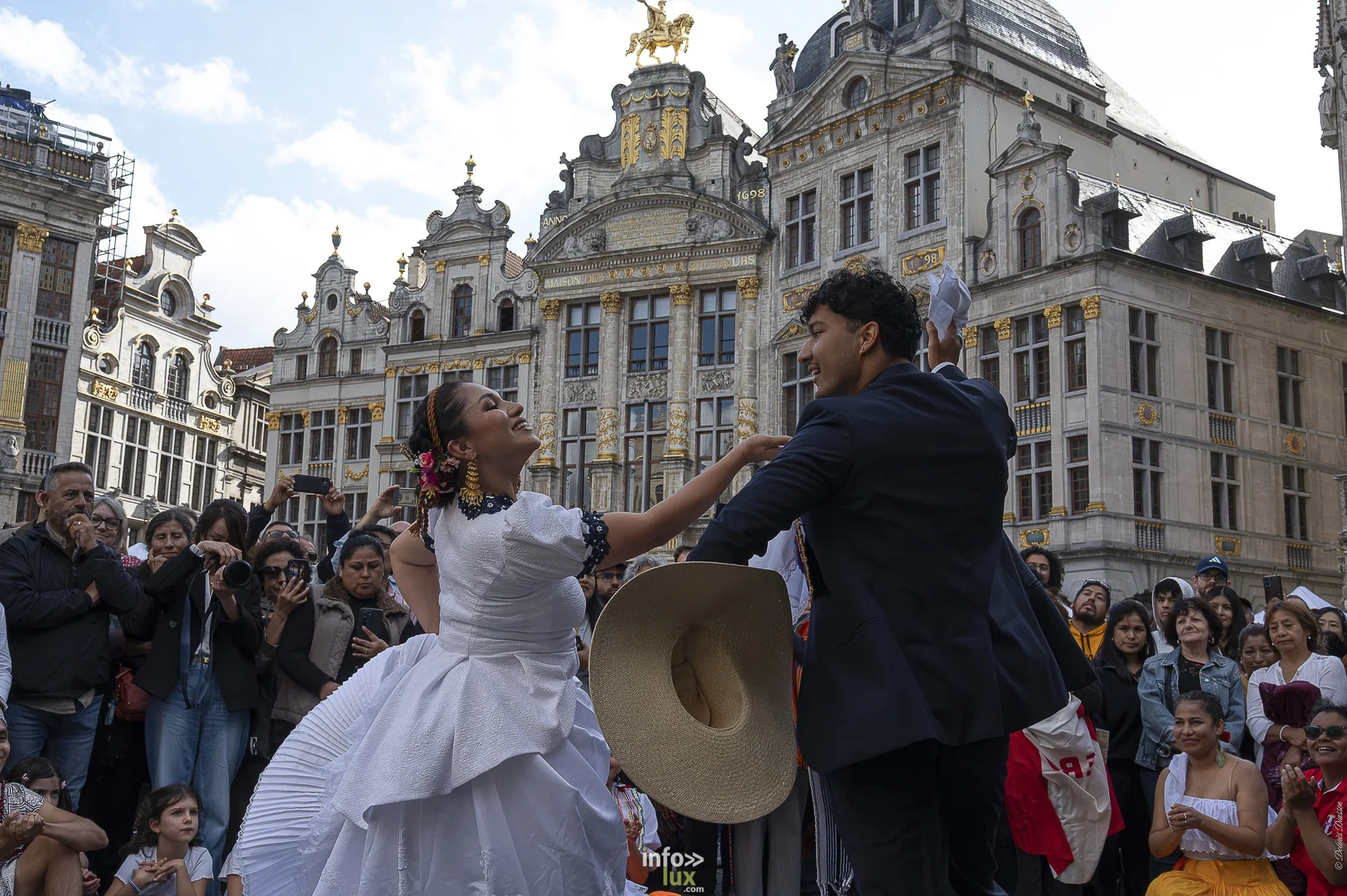 Folklorissimo 2026 sur la Grand-Place de Bruxelles : groupes folkloriques, géants, fanfares et danseurs en costume