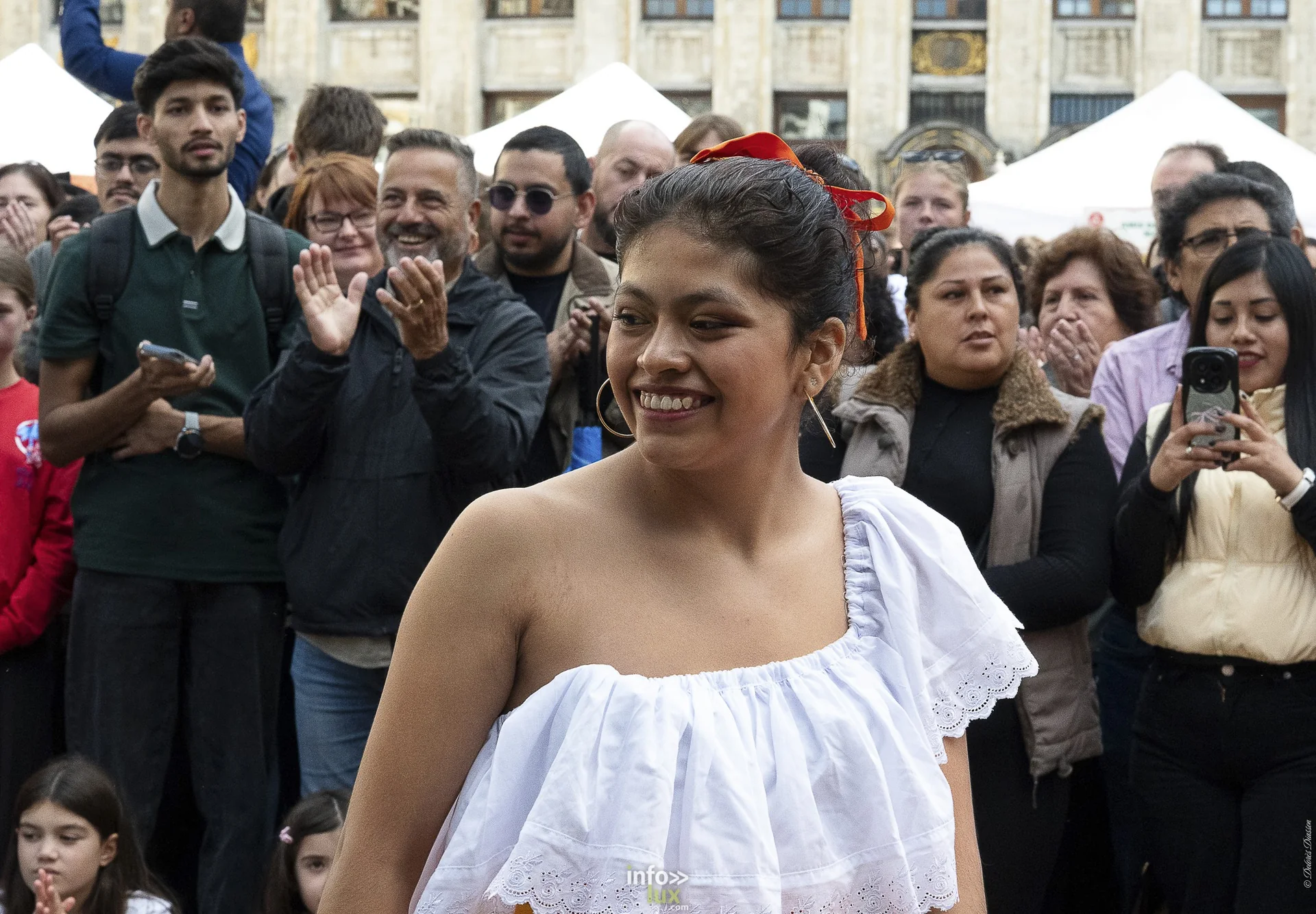 Folklorissimo 2026 sur la Grand-Place de Bruxelles : groupes folkloriques, géants, fanfares et danseurs en costume
